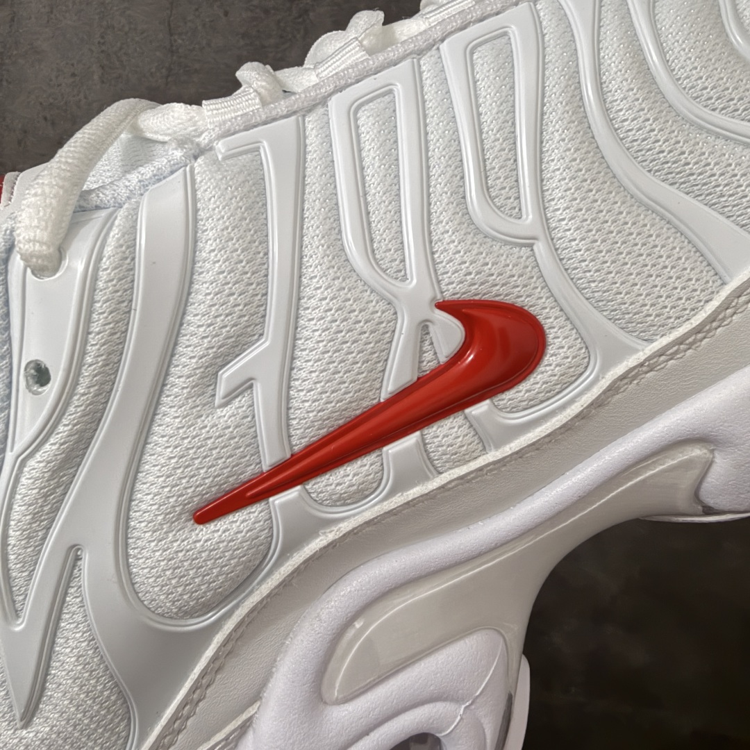 图片[4]-【TK纯原版】Nike Air Max Plus TN x Supreme 联名气垫系列跑鞋 DA1472-100 全新一比一高端版本 真正的市场T1品质 更多配色陆续出货 真正的用心研发 一点一点抠出来的 品质 品控细节 随便闭眼对比市场任何版本 全套原纸板楦头开发 完美呈现版型 工艺流程均与原鞋保持一致 Turned Air 中底缓震技术 鞋面弧度与大底弧度一致 鞋头正确TPU材质 鞋面高频TPU材质1.0厚度 原鞋一致层次感 超越公司货的品控标准 多道QC质检 货号： 尺码： 40.5 41 42 42.5 43 44 44.5 45 46 47.5 48.5-选品中心