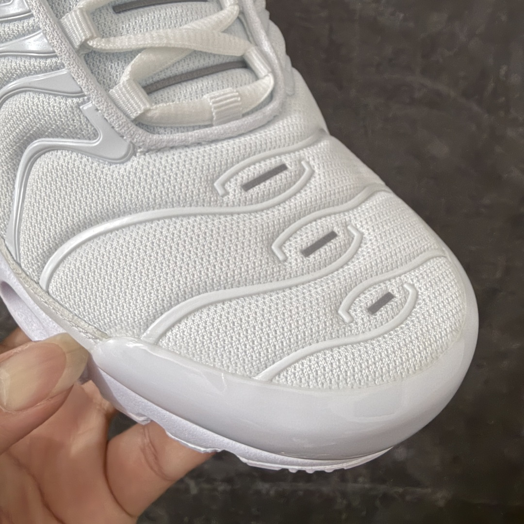图片[5]-【TK纯原版】Nike Air Max Plus TN x Supreme 联名气垫系列跑鞋 DA1472-100 全新一比一高端版本 真正的市场T1品质 更多配色陆续出货 真正的用心研发 一点一点抠出来的 品质 品控细节 随便闭眼对比市场任何版本 全套原纸板楦头开发 完美呈现版型 工艺流程均与原鞋保持一致 Turned Air 中底缓震技术 鞋面弧度与大底弧度一致 鞋头正确TPU材质 鞋面高频TPU材质1.0厚度 原鞋一致层次感 超越公司货的品控标准 多道QC质检 货号： 尺码： 40.5 41 42 42.5 43 44 44.5 45 46 47.5 48.5-选品中心