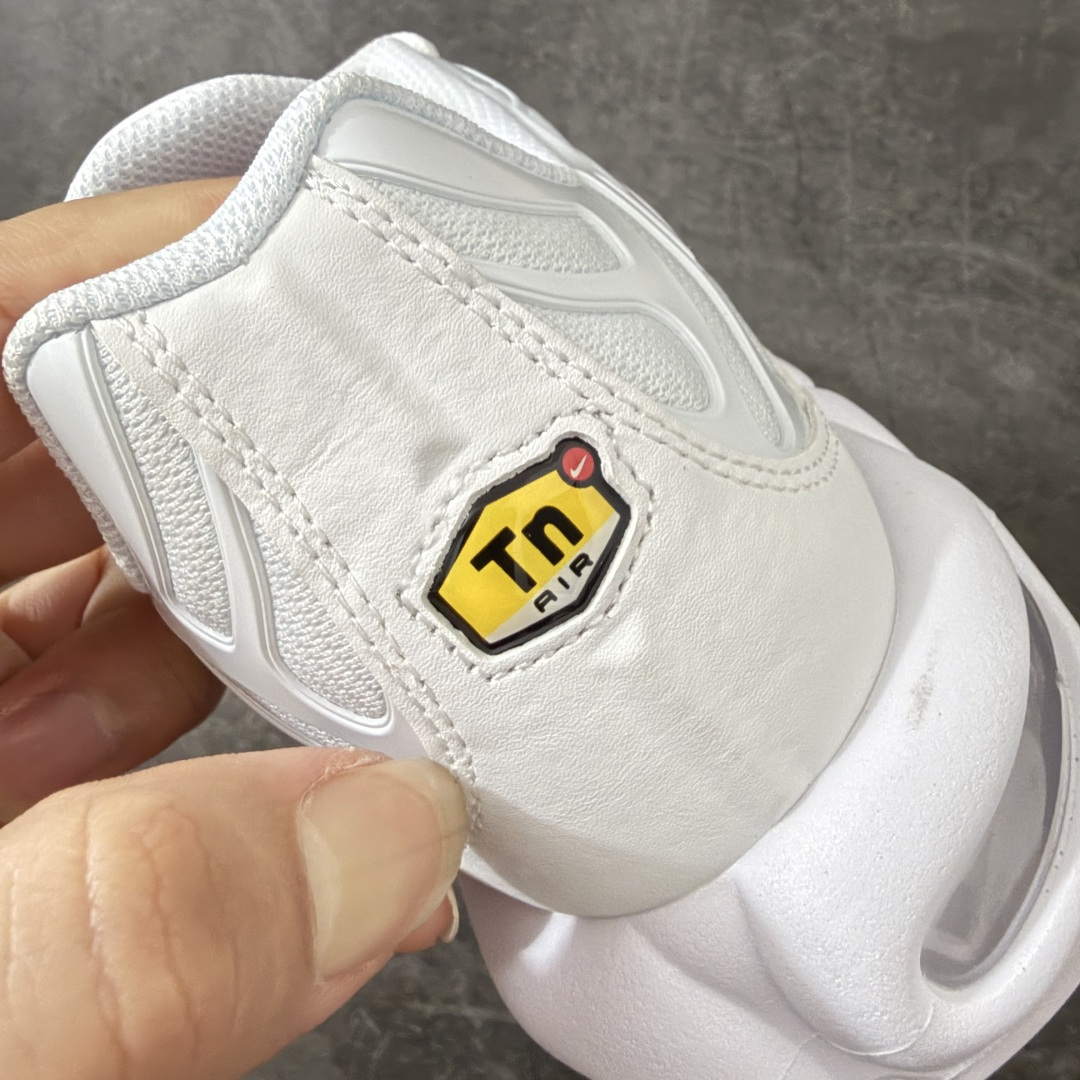 图片[2]-【TK纯原版】Nike Air Max Plus TN x Supreme 联名气垫系列跑鞋 DA1472-100 全新一比一高端版本 真正的市场T1品质 更多配色陆续出货 真正的用心研发 一点一点抠出来的 品质 品控细节 随便闭眼对比市场任何版本 全套原纸板楦头开发 完美呈现版型 工艺流程均与原鞋保持一致 Turned Air 中底缓震技术 鞋面弧度与大底弧度一致 鞋头正确TPU材质 鞋面高频TPU材质1.0厚度 原鞋一致层次感 超越公司货的品控标准 多道QC质检 货号： 尺码： 40.5 41 42 42.5 43 44 44.5 45 46 47.5 48.5-选品中心