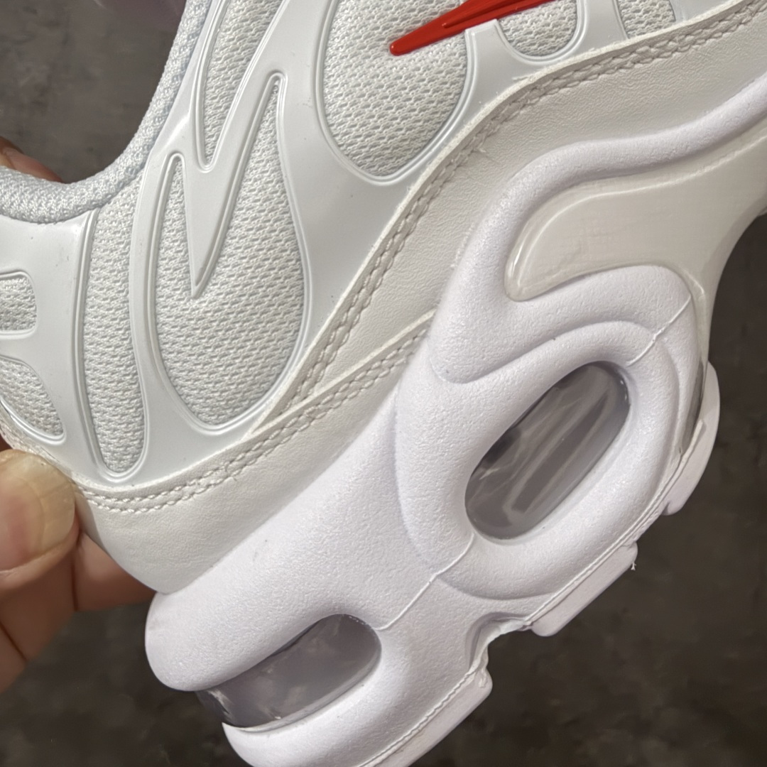 图片[3]-【TK纯原版】Nike Air Max Plus TN x Supreme 联名气垫系列跑鞋 DA1472-100 全新一比一高端版本 真正的市场T1品质 更多配色陆续出货 真正的用心研发 一点一点抠出来的 品质 品控细节 随便闭眼对比市场任何版本 全套原纸板楦头开发 完美呈现版型 工艺流程均与原鞋保持一致 Turned Air 中底缓震技术 鞋面弧度与大底弧度一致 鞋头正确TPU材质 鞋面高频TPU材质1.0厚度 原鞋一致层次感 超越公司货的品控标准 多道QC质检 货号： 尺码： 40.5 41 42 42.5 43 44 44.5 45 46 47.5 48.5-选品中心