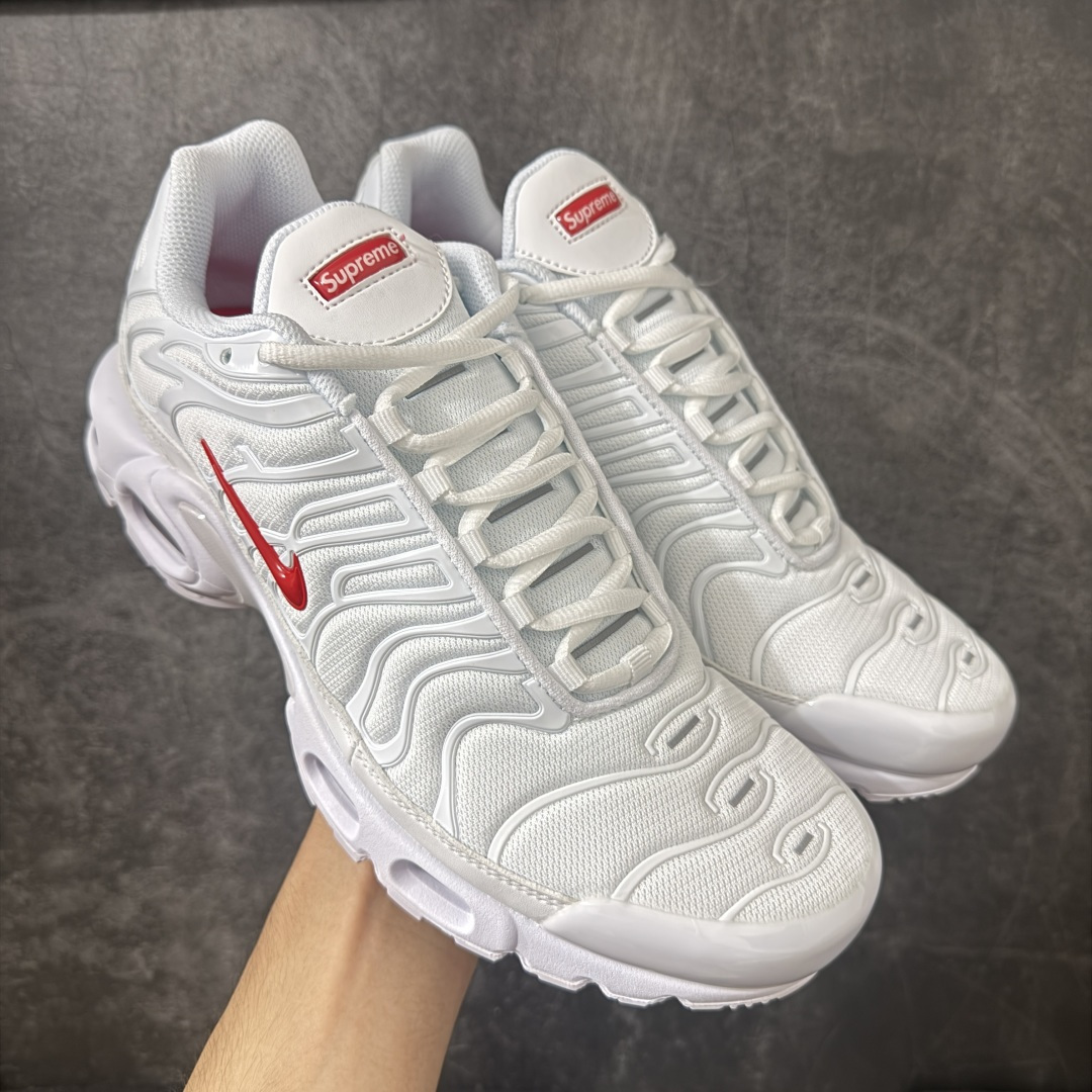 【TK纯原版】Nike Air Max Plus TN x Supreme 联名气垫系列跑鞋 DA1472-100 全新一比一高端版本 真正的市场T1品质 更多配色陆续出货 真正的用心研发 一点一点抠出来的 品质 品控细节 随便闭眼对比市场任何版本 全套原纸板楦头开发 完美呈现版型 工艺流程均与原鞋保持一致 Turned Air 中底缓震技术 鞋面弧度与大底弧度一致 鞋头正确TPU材质 鞋面高频TPU材质1.0厚度 原鞋一致层次感 超越公司货的品控标准 多道QC质检 货号： 尺码： 40.5 41 42 42.5 43 44 44.5 45 46 47.5 48.5-选品中心