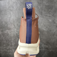 Loewe x ON 昂跑 Cloudtilt Hi 罗意威联名 高帮系列 MX43 鞋面采用一体成型布料 有弹性非常透 Loewe x ON 昂跑 Cloudtilt Hi 罗意威联名 高帮系列 MX43 鞋面采用一体成型布料 有弹性非常透