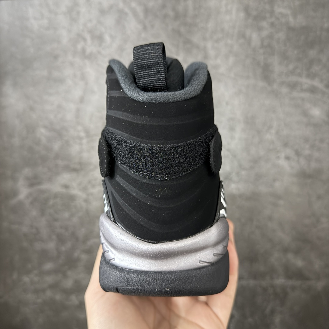 图片[4]-【外贸纯原】Air Jordan 8 Retro \”Chrome\” 高帮 复刻黑银 AJ8 乔丹8代 aj8 乔8 高邦 复刻黑灰色 乔丹篮球鞋系列 鞋身整体以黑色作为主调，包括侧面的透气孔和中足交叉绑带；融入黑、白、灰迷彩图案于侧面、鞋底，中层的银色油漆式样则是该鞋作的亮点呈现之一，视觉效果相当经典；黑色魔术十字绑带处点缀醒目的白色数字23刺绣呈现，而鞋舌处的羽绒质感和刺绣Jumpman Logo，也是属于Air Jordan 8特有标志性；外底上Jumpman Logo则以白色示人，进一步提升吸睛属性；忠于原版的设计，后跟侧方标志性的TPU涂漆覆面以黑色、白色、浅石墨彩绘图案装扮，黑色内衬，丰富鞋款且还原元年造型。最后选用银色中底搭配黑灰拼色橡胶外底完善整体设计收尾。 货号：305381-007（2026.09发售） 尺码：40-47.5-选品中心