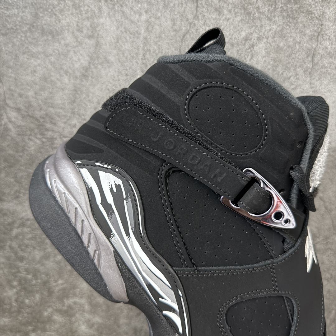 图片[7]-【外贸纯原】Air Jordan 8 Retro \”Chrome\” 高帮 复刻黑银 AJ8 乔丹8代 aj8 乔8 高邦 复刻黑灰色 乔丹篮球鞋系列 鞋身整体以黑色作为主调，包括侧面的透气孔和中足交叉绑带；融入黑、白、灰迷彩图案于侧面、鞋底，中层的银色油漆式样则是该鞋作的亮点呈现之一，视觉效果相当经典；黑色魔术十字绑带处点缀醒目的白色数字23刺绣呈现，而鞋舌处的羽绒质感和刺绣Jumpman Logo，也是属于Air Jordan 8特有标志性；外底上Jumpman Logo则以白色示人，进一步提升吸睛属性；忠于原版的设计，后跟侧方标志性的TPU涂漆覆面以黑色、白色、浅石墨彩绘图案装扮，黑色内衬，丰富鞋款且还原元年造型。最后选用银色中底搭配黑灰拼色橡胶外底完善整体设计收尾。 货号：305381-007（2026.09发售） 尺码：40-47.5-选品中心
