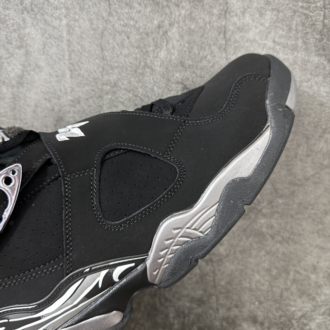图片[6]-【外贸纯原】Air Jordan 8 Retro \”Chrome\” 高帮 复刻黑银 AJ8 乔丹8代 aj8 乔8 高邦 复刻黑灰色 乔丹篮球鞋系列 鞋身整体以黑色作为主调，包括侧面的透气孔和中足交叉绑带；融入黑、白、灰迷彩图案于侧面、鞋底，中层的银色油漆式样则是该鞋作的亮点呈现之一，视觉效果相当经典；黑色魔术十字绑带处点缀醒目的白色数字23刺绣呈现，而鞋舌处的羽绒质感和刺绣Jumpman Logo，也是属于Air Jordan 8特有标志性；外底上Jumpman Logo则以白色示人，进一步提升吸睛属性；忠于原版的设计，后跟侧方标志性的TPU涂漆覆面以黑色、白色、浅石墨彩绘图案装扮，黑色内衬，丰富鞋款且还原元年造型。最后选用银色中底搭配黑灰拼色橡胶外底完善整体设计收尾。 货号：305381-007（2026.09发售） 尺码：40-47.5-选品中心