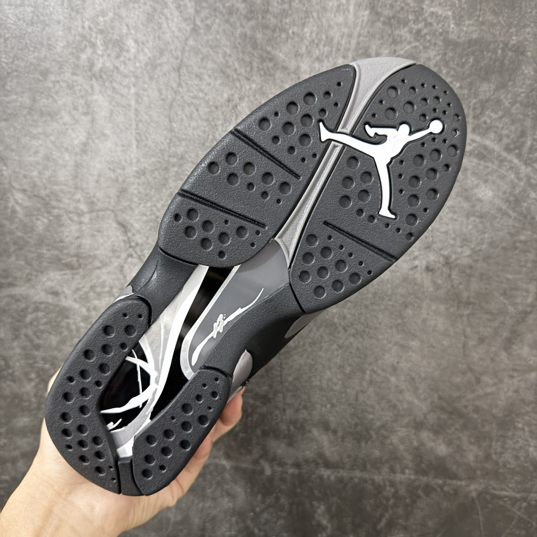 图片[9]-【外贸纯原】Air Jordan 8 Retro \”Chrome\” 高帮 复刻黑银 AJ8 乔丹8代 aj8 乔8 高邦 复刻黑灰色 乔丹篮球鞋系列 鞋身整体以黑色作为主调，包括侧面的透气孔和中足交叉绑带；融入黑、白、灰迷彩图案于侧面、鞋底，中层的银色油漆式样则是该鞋作的亮点呈现之一，视觉效果相当经典；黑色魔术十字绑带处点缀醒目的白色数字23刺绣呈现，而鞋舌处的羽绒质感和刺绣Jumpman Logo，也是属于Air Jordan 8特有标志性；外底上Jumpman Logo则以白色示人，进一步提升吸睛属性；忠于原版的设计，后跟侧方标志性的TPU涂漆覆面以黑色、白色、浅石墨彩绘图案装扮，黑色内衬，丰富鞋款且还原元年造型。最后选用银色中底搭配黑灰拼色橡胶外底完善整体设计收尾。 货号：305381-007（2026.09发售） 尺码：40-47.5-选品中心