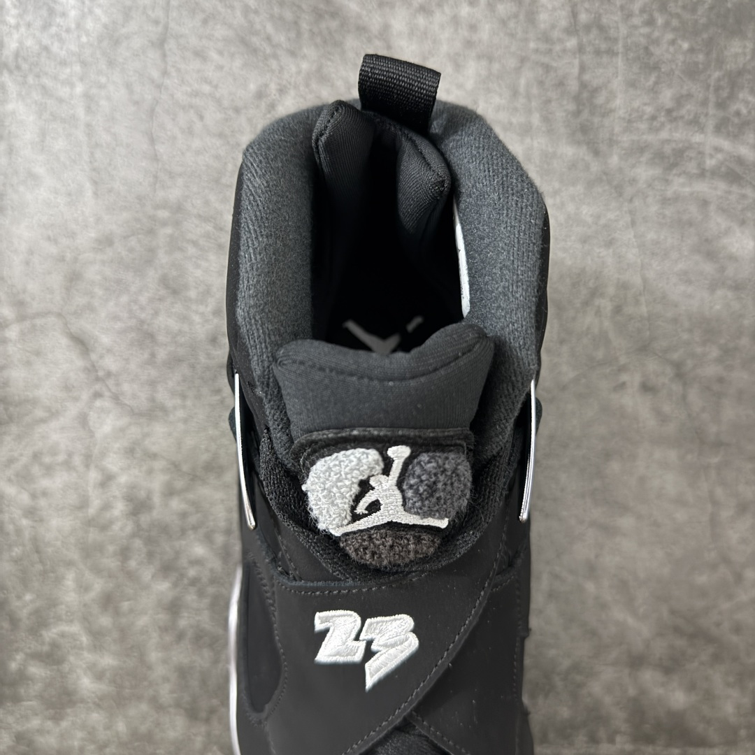 图片[8]-【外贸纯原】Air Jordan 8 Retro \”Chrome\” 高帮 复刻黑银 AJ8 乔丹8代 aj8 乔8 高邦 复刻黑灰色 乔丹篮球鞋系列 鞋身整体以黑色作为主调，包括侧面的透气孔和中足交叉绑带；融入黑、白、灰迷彩图案于侧面、鞋底，中层的银色油漆式样则是该鞋作的亮点呈现之一，视觉效果相当经典；黑色魔术十字绑带处点缀醒目的白色数字23刺绣呈现，而鞋舌处的羽绒质感和刺绣Jumpman Logo，也是属于Air Jordan 8特有标志性；外底上Jumpman Logo则以白色示人，进一步提升吸睛属性；忠于原版的设计，后跟侧方标志性的TPU涂漆覆面以黑色、白色、浅石墨彩绘图案装扮，黑色内衬，丰富鞋款且还原元年造型。最后选用银色中底搭配黑灰拼色橡胶外底完善整体设计收尾。 货号：305381-007（2026.09发售） 尺码：40-47.5-选品中心