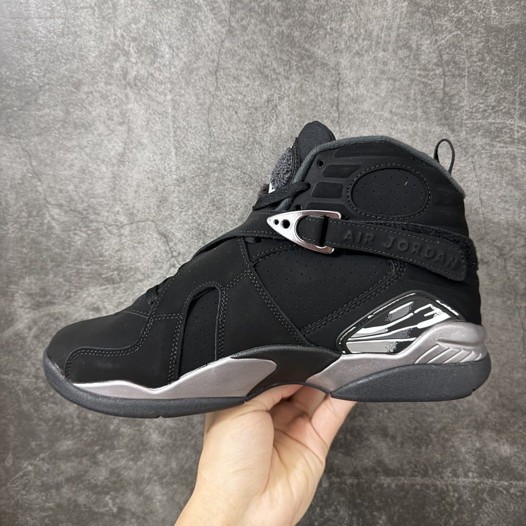 图片[2]-【外贸纯原】Air Jordan 8 Retro \”Chrome\” 高帮 复刻黑银 AJ8 乔丹8代 aj8 乔8 高邦 复刻黑灰色 乔丹篮球鞋系列 鞋身整体以黑色作为主调，包括侧面的透气孔和中足交叉绑带；融入黑、白、灰迷彩图案于侧面、鞋底，中层的银色油漆式样则是该鞋作的亮点呈现之一，视觉效果相当经典；黑色魔术十字绑带处点缀醒目的白色数字23刺绣呈现，而鞋舌处的羽绒质感和刺绣Jumpman Logo，也是属于Air Jordan 8特有标志性；外底上Jumpman Logo则以白色示人，进一步提升吸睛属性；忠于原版的设计，后跟侧方标志性的TPU涂漆覆面以黑色、白色、浅石墨彩绘图案装扮，黑色内衬，丰富鞋款且还原元年造型。最后选用银色中底搭配黑灰拼色橡胶外底完善整体设计收尾。 货号：305381-007（2026.09发售） 尺码：40-47.5-选品中心