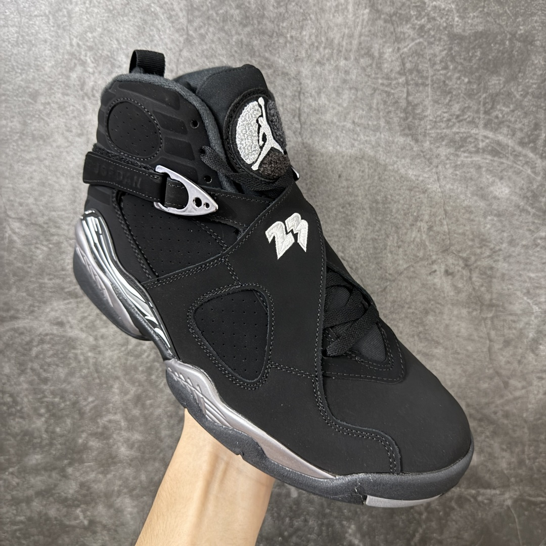 图片[3]-【外贸纯原】Air Jordan 8 Retro \”Chrome\” 高帮 复刻黑银 AJ8 乔丹8代 aj8 乔8 高邦 复刻黑灰色 乔丹篮球鞋系列 鞋身整体以黑色作为主调，包括侧面的透气孔和中足交叉绑带；融入黑、白、灰迷彩图案于侧面、鞋底，中层的银色油漆式样则是该鞋作的亮点呈现之一，视觉效果相当经典；黑色魔术十字绑带处点缀醒目的白色数字23刺绣呈现，而鞋舌处的羽绒质感和刺绣Jumpman Logo，也是属于Air Jordan 8特有标志性；外底上Jumpman Logo则以白色示人，进一步提升吸睛属性；忠于原版的设计，后跟侧方标志性的TPU涂漆覆面以黑色、白色、浅石墨彩绘图案装扮，黑色内衬，丰富鞋款且还原元年造型。最后选用银色中底搭配黑灰拼色橡胶外底完善整体设计收尾。 货号：305381-007（2026.09发售） 尺码：40-47.5-选品中心