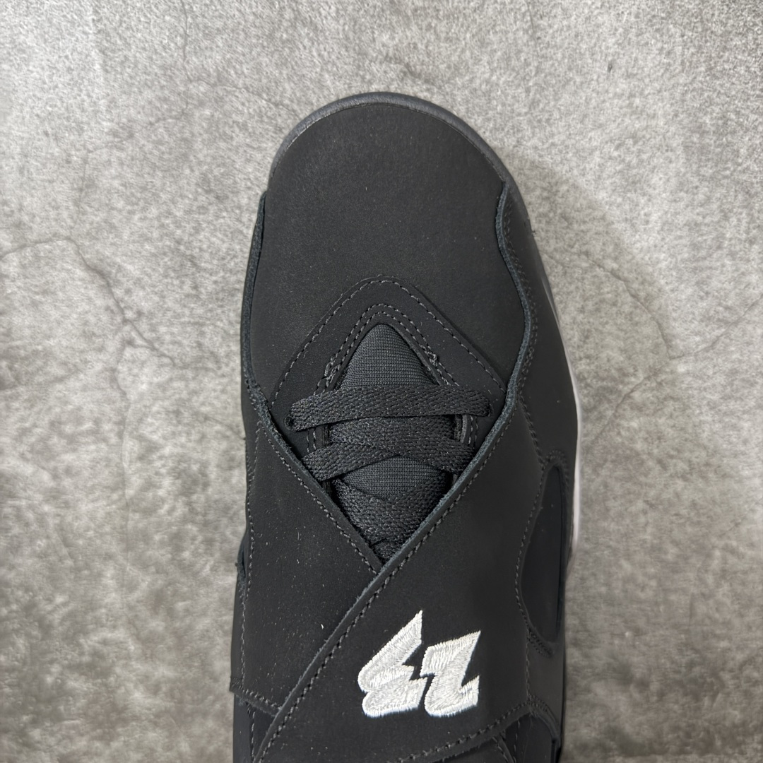 图片[5]-【外贸纯原】Air Jordan 8 Retro \”Chrome\” 高帮 复刻黑银 AJ8 乔丹8代 aj8 乔8 高邦 复刻黑灰色 乔丹篮球鞋系列 鞋身整体以黑色作为主调，包括侧面的透气孔和中足交叉绑带；融入黑、白、灰迷彩图案于侧面、鞋底，中层的银色油漆式样则是该鞋作的亮点呈现之一，视觉效果相当经典；黑色魔术十字绑带处点缀醒目的白色数字23刺绣呈现，而鞋舌处的羽绒质感和刺绣Jumpman Logo，也是属于Air Jordan 8特有标志性；外底上Jumpman Logo则以白色示人，进一步提升吸睛属性；忠于原版的设计，后跟侧方标志性的TPU涂漆覆面以黑色、白色、浅石墨彩绘图案装扮，黑色内衬，丰富鞋款且还原元年造型。最后选用银色中底搭配黑灰拼色橡胶外底完善整体设计收尾。 货号：305381-007（2026.09发售） 尺码：40-47.5-选品中心