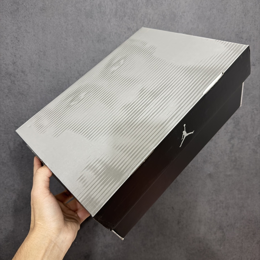 图片[10]-【外贸纯原】Air Jordan 8 Retro \”Chrome\” 高帮 复刻黑银 AJ8 乔丹8代 aj8 乔8 高邦 复刻黑灰色 乔丹篮球鞋系列 鞋身整体以黑色作为主调，包括侧面的透气孔和中足交叉绑带；融入黑、白、灰迷彩图案于侧面、鞋底，中层的银色油漆式样则是该鞋作的亮点呈现之一，视觉效果相当经典；黑色魔术十字绑带处点缀醒目的白色数字23刺绣呈现，而鞋舌处的羽绒质感和刺绣Jumpman Logo，也是属于Air Jordan 8特有标志性；外底上Jumpman Logo则以白色示人，进一步提升吸睛属性；忠于原版的设计，后跟侧方标志性的TPU涂漆覆面以黑色、白色、浅石墨彩绘图案装扮，黑色内衬，丰富鞋款且还原元年造型。最后选用银色中底搭配黑灰拼色橡胶外底完善整体设计收尾。 货号：305381-007（2026.09发售） 尺码：40-47.5-选品中心