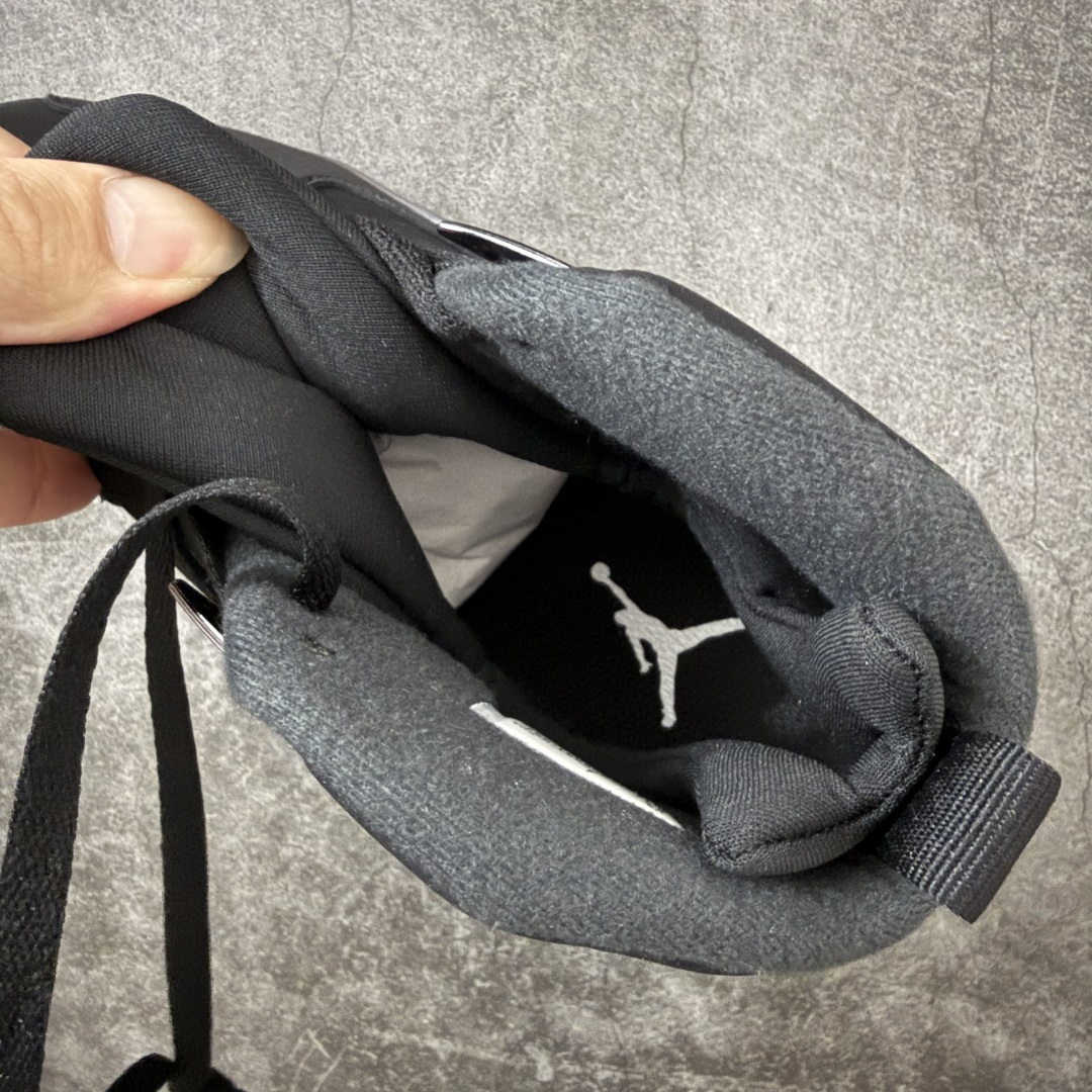图片[7]-【外贸纯原】Air Jordan 8 Retro \”Chrome\” 高帮 复刻黑银 AJ8 乔丹8代 aj8 乔8 高邦 复刻黑灰色 乔丹篮球鞋系列 鞋身整体以黑色作为主调，包括侧面的透气孔和中足交叉绑带；融入黑、白、灰迷彩图案于侧面、鞋底，中层的银色油漆式样则是该鞋作的亮点呈现之一，视觉效果相当经典；黑色魔术十字绑带处点缀醒目的白色数字23刺绣呈现，而鞋舌处的羽绒质感和刺绣Jumpman Logo，也是属于Air Jordan 8特有标志性；外底上Jumpman Logo则以白色示人，进一步提升吸睛属性；忠于原版的设计，后跟侧方标志性的TPU涂漆覆面以黑色、白色、浅石墨彩绘图案装扮，黑色内衬，丰富鞋款且还原元年造型。最后选用银色中底搭配黑灰拼色橡胶外底完善整体设计收尾。 货号：305381-007（2026.09发售） 尺码：40-47.5-选品中心