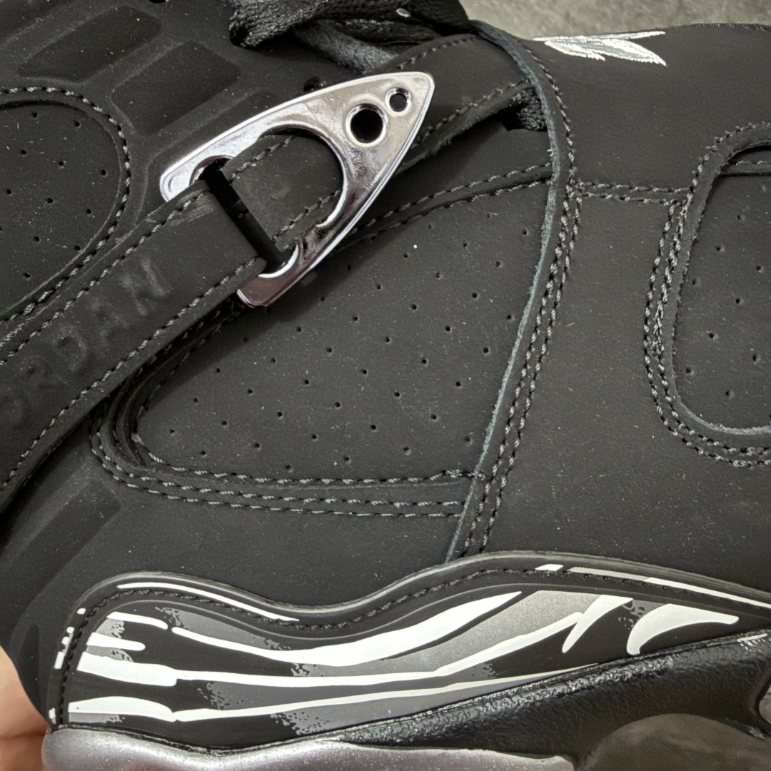 图片[3]-【外贸纯原】Air Jordan 8 Retro \”Chrome\” 高帮 复刻黑银 AJ8 乔丹8代 aj8 乔8 高邦 复刻黑灰色 乔丹篮球鞋系列 鞋身整体以黑色作为主调，包括侧面的透气孔和中足交叉绑带；融入黑、白、灰迷彩图案于侧面、鞋底，中层的银色油漆式样则是该鞋作的亮点呈现之一，视觉效果相当经典；黑色魔术十字绑带处点缀醒目的白色数字23刺绣呈现，而鞋舌处的羽绒质感和刺绣Jumpman Logo，也是属于Air Jordan 8特有标志性；外底上Jumpman Logo则以白色示人，进一步提升吸睛属性；忠于原版的设计，后跟侧方标志性的TPU涂漆覆面以黑色、白色、浅石墨彩绘图案装扮，黑色内衬，丰富鞋款且还原元年造型。最后选用银色中底搭配黑灰拼色橡胶外底完善整体设计收尾。 货号：305381-007（2026.09发售） 尺码：40-47.5-选品中心