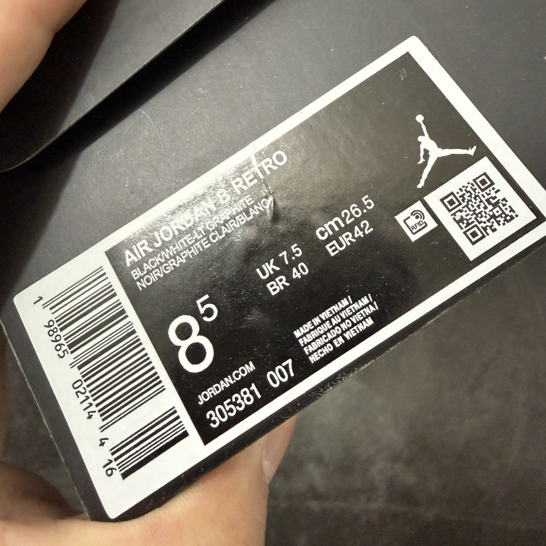 图片[9]-【外贸纯原】Air Jordan 8 Retro \”Chrome\” 高帮 复刻黑银 AJ8 乔丹8代 aj8 乔8 高邦 复刻黑灰色 乔丹篮球鞋系列 鞋身整体以黑色作为主调，包括侧面的透气孔和中足交叉绑带；融入黑、白、灰迷彩图案于侧面、鞋底，中层的银色油漆式样则是该鞋作的亮点呈现之一，视觉效果相当经典；黑色魔术十字绑带处点缀醒目的白色数字23刺绣呈现，而鞋舌处的羽绒质感和刺绣Jumpman Logo，也是属于Air Jordan 8特有标志性；外底上Jumpman Logo则以白色示人，进一步提升吸睛属性；忠于原版的设计，后跟侧方标志性的TPU涂漆覆面以黑色、白色、浅石墨彩绘图案装扮，黑色内衬，丰富鞋款且还原元年造型。最后选用银色中底搭配黑灰拼色橡胶外底完善整体设计收尾。 货号：305381-007（2026.09发售） 尺码：40-47.5-选品中心