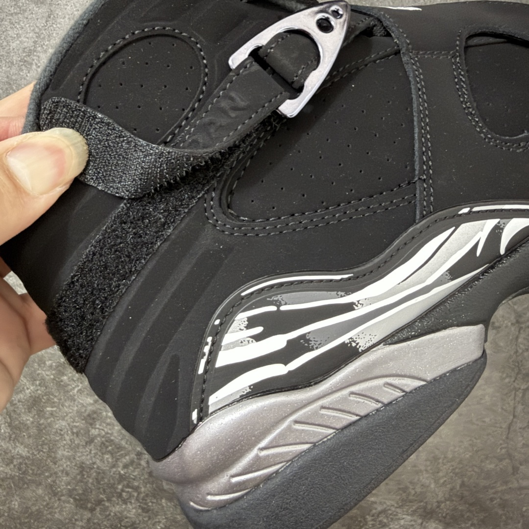 图片[2]-【外贸纯原】Air Jordan 8 Retro \”Chrome\” 高帮 复刻黑银 AJ8 乔丹8代 aj8 乔8 高邦 复刻黑灰色 乔丹篮球鞋系列 鞋身整体以黑色作为主调，包括侧面的透气孔和中足交叉绑带；融入黑、白、灰迷彩图案于侧面、鞋底，中层的银色油漆式样则是该鞋作的亮点呈现之一，视觉效果相当经典；黑色魔术十字绑带处点缀醒目的白色数字23刺绣呈现，而鞋舌处的羽绒质感和刺绣Jumpman Logo，也是属于Air Jordan 8特有标志性；外底上Jumpman Logo则以白色示人，进一步提升吸睛属性；忠于原版的设计，后跟侧方标志性的TPU涂漆覆面以黑色、白色、浅石墨彩绘图案装扮，黑色内衬，丰富鞋款且还原元年造型。最后选用银色中底搭配黑灰拼色橡胶外底完善整体设计收尾。 货号：305381-007（2026.09发售） 尺码：40-47.5-选品中心