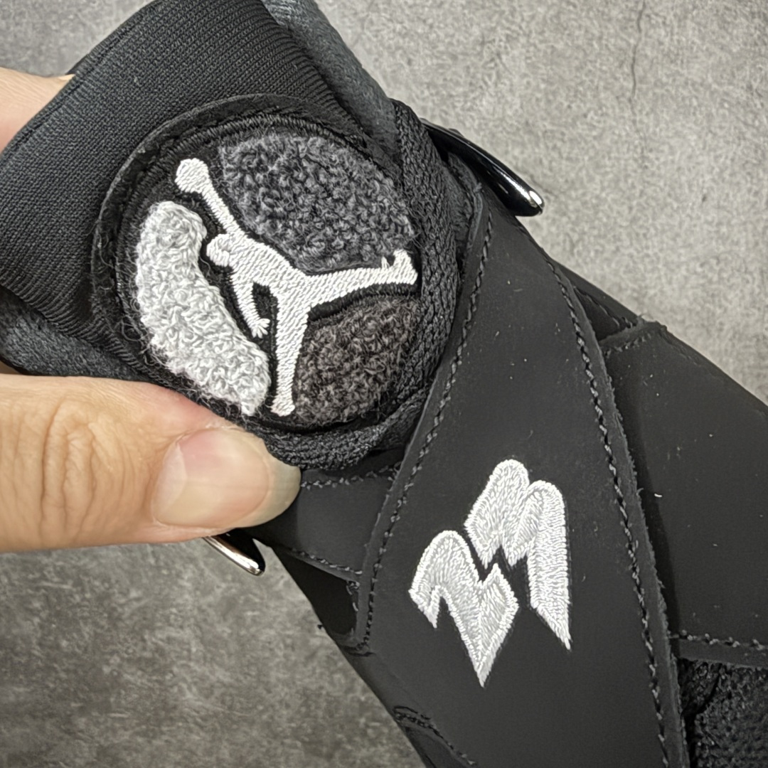 图片[5]-【外贸纯原】Air Jordan 8 Retro \”Chrome\” 高帮 复刻黑银 AJ8 乔丹8代 aj8 乔8 高邦 复刻黑灰色 乔丹篮球鞋系列 鞋身整体以黑色作为主调，包括侧面的透气孔和中足交叉绑带；融入黑、白、灰迷彩图案于侧面、鞋底，中层的银色油漆式样则是该鞋作的亮点呈现之一，视觉效果相当经典；黑色魔术十字绑带处点缀醒目的白色数字23刺绣呈现，而鞋舌处的羽绒质感和刺绣Jumpman Logo，也是属于Air Jordan 8特有标志性；外底上Jumpman Logo则以白色示人，进一步提升吸睛属性；忠于原版的设计，后跟侧方标志性的TPU涂漆覆面以黑色、白色、浅石墨彩绘图案装扮，黑色内衬，丰富鞋款且还原元年造型。最后选用银色中底搭配黑灰拼色橡胶外底完善整体设计收尾。 货号：305381-007（2026.09发售） 尺码：40-47.5-选品中心