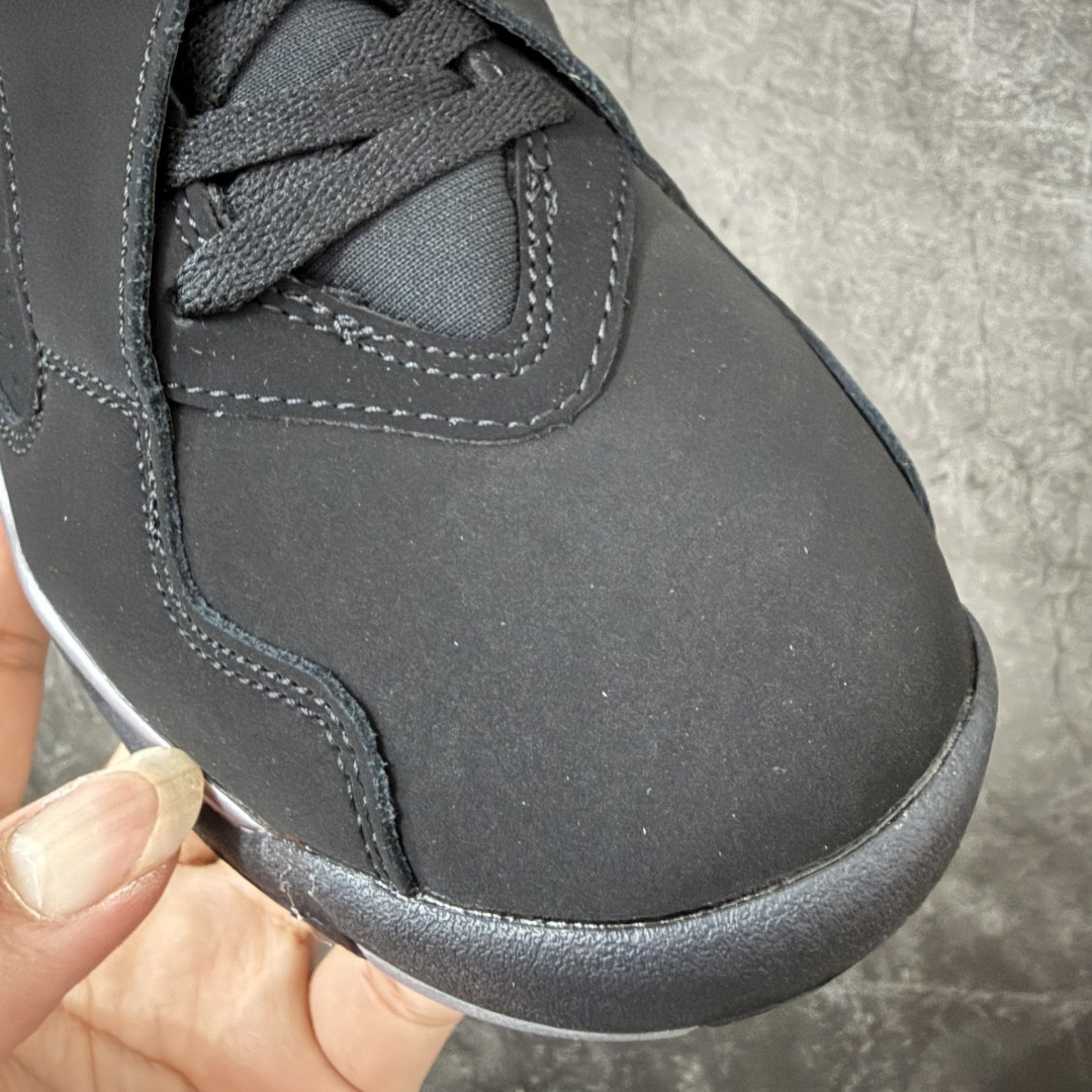 图片[4]-【外贸纯原】Air Jordan 8 Retro \”Chrome\” 高帮 复刻黑银 AJ8 乔丹8代 aj8 乔8 高邦 复刻黑灰色 乔丹篮球鞋系列 鞋身整体以黑色作为主调，包括侧面的透气孔和中足交叉绑带；融入黑、白、灰迷彩图案于侧面、鞋底，中层的银色油漆式样则是该鞋作的亮点呈现之一，视觉效果相当经典；黑色魔术十字绑带处点缀醒目的白色数字23刺绣呈现，而鞋舌处的羽绒质感和刺绣Jumpman Logo，也是属于Air Jordan 8特有标志性；外底上Jumpman Logo则以白色示人，进一步提升吸睛属性；忠于原版的设计，后跟侧方标志性的TPU涂漆覆面以黑色、白色、浅石墨彩绘图案装扮，黑色内衬，丰富鞋款且还原元年造型。最后选用银色中底搭配黑灰拼色橡胶外底完善整体设计收尾。 货号：305381-007（2026.09发售） 尺码：40-47.5-选品中心