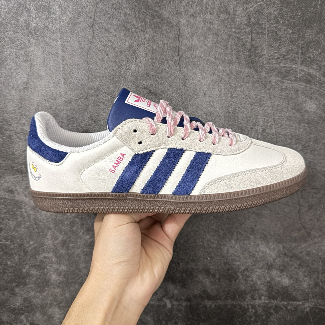 【RS纯原】Ad Originals Samba OG 白蓝生胶笑脸 阿迪达斯经典款复古休闲板鞋 KH5899 市面顶级品质 此版鞋身全部采用进口原厂头层皮 原厂头层 区分市面偷工减料！ 这款桑巴鞋展示了高质量的工艺 带有装饰的超锁缝制和无缝的手感 柔软、柔软的皮革造型和标志性的3条纹完成了精致的外观 正规合身鞋带 鞋面上有绒面鞋垫 橡胶鞋底 享受正畸套筒软感 自50年代首次亮相以来就一直在赢得粉丝的青睐 尺码：36 36.5 37.5 38 38.5 39 40 40.5 41 42 42.5 43 44 44.5 45-选品中心