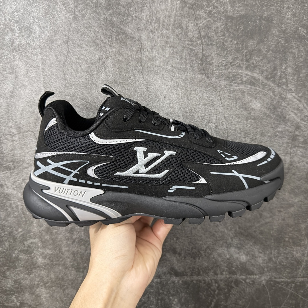 【纯原YH版】LV Tatic系列 休闲 跑步鞋 Lv Tatic Runner 向1990年代的汲取灵感，再掀运动美学新风潮。网眼和科技材质共筑精致鞋面，字母焕现鲜明色彩与动感气息。轻盈回弹的外底带来全天候的舒适穿着体验，更有Vuitton 标识点缀其上配送精美包装 •面料：原版进口绒面皮革+透气网眼 • 内里：原版定制透气网里 • 鞋底：原版开模双色TPU组合底 • 底厚：5CM 尺码：36-46-选品中心