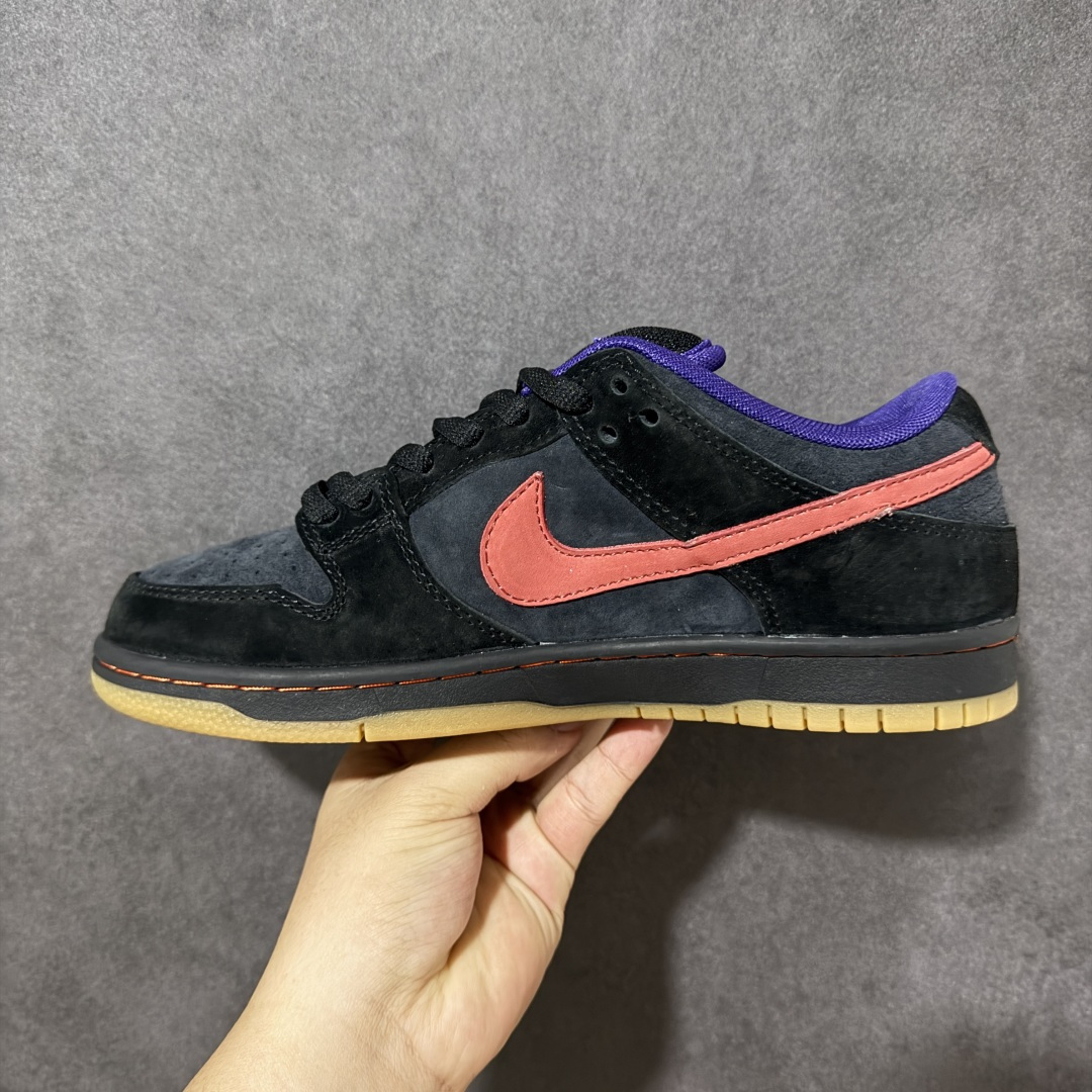 图片[2]-【定制版】NIKE DUNK SB LOW 全新配色 SB顾名思义，具有经典的Dunk血缘，又注入了更多的时尚元素。相较于普通的Dunk滑板鞋，改良版的Dunk SB加厚了鞋舌的填充，使舒适性大大提升，同时也更方便穿脱；中底部分则加入了脚感柔软舒适Zoom Air气垫，有效吸收滑板等极限运动在落地时带来的冲击力，为街头运动者们提供更好的保护 货号：HQ1625 500 尺码：36 36.5 37.5 38 38.5 39 40 40.5 41 42 42.5 43 44 45 46-选品中心