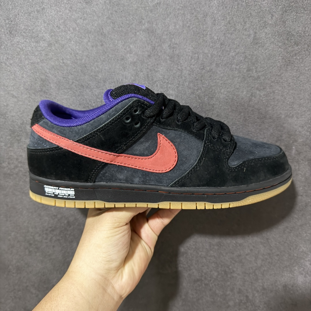 【定制版】NIKE DUNK SB LOW 全新配色 SB顾名思义，具有经典的Dunk血缘，又注入了更多的时尚元素。相较于普通的Dunk滑板鞋，改良版的Dunk SB加厚了鞋舌的填充，使舒适性大大提升，同时也更方便穿脱；中底部分则加入了脚感柔软舒适Zoom Air气垫，有效吸收滑板等极限运动在落地时带来的冲击力，为街头运动者们提供更好的保护 货号：HQ1625 500 尺码：36 36.5 37.5 38 38.5 39 40 40.5 41 42 42.5 43 44 45 46-选品中心