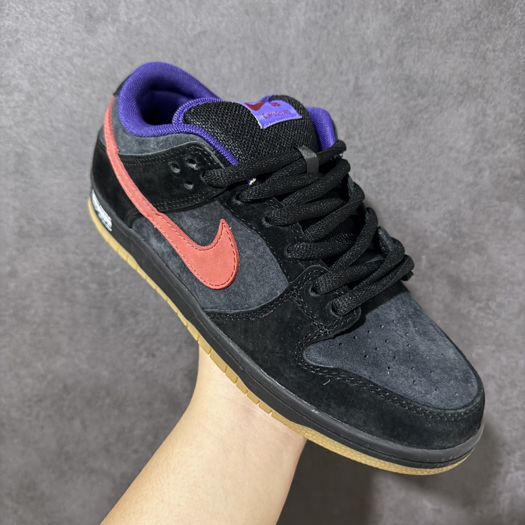 图片[3]-【定制版】NIKE DUNK SB LOW 全新配色 SB顾名思义，具有经典的Dunk血缘，又注入了更多的时尚元素。相较于普通的Dunk滑板鞋，改良版的Dunk SB加厚了鞋舌的填充，使舒适性大大提升，同时也更方便穿脱；中底部分则加入了脚感柔软舒适Zoom Air气垫，有效吸收滑板等极限运动在落地时带来的冲击力，为街头运动者们提供更好的保护 货号：HQ1625 500 尺码：36 36.5 37.5 38 38.5 39 40 40.5 41 42 42.5 43 44 45 46-选品中心