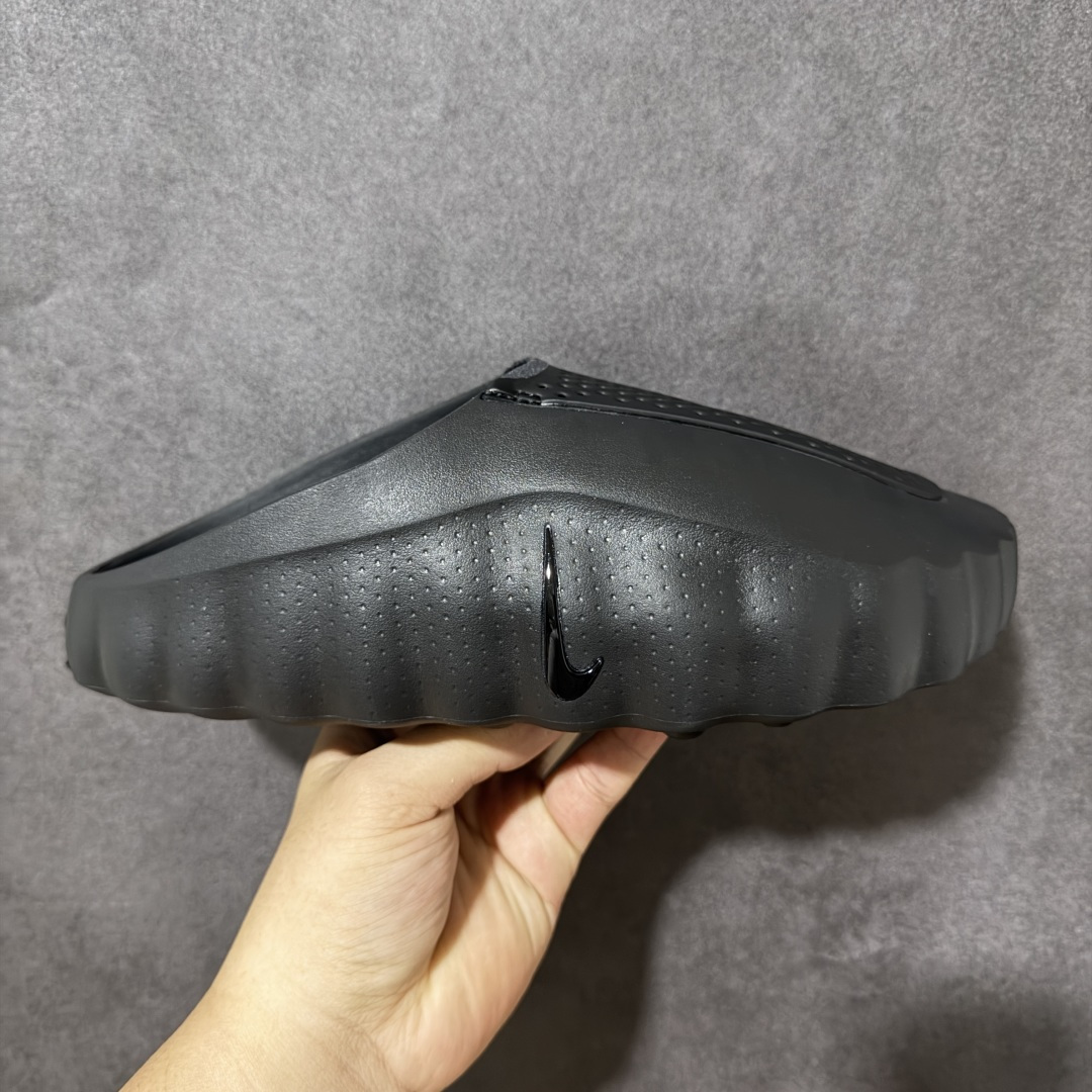 【M版纯原】Nike Mind 001 神经科学足底按摩包头拖鞋 棕红色 HQ4307-005 同源ZP原材 匠心打造 🔹原厂MD一体发泡大底：全套原模开版，渐变雾面哑光喷漆，柔软回弹和ZP完全一致。 🔹22颗独立PEBAX泡棉按摩底：黑科技活塞式按摩脚感，踩下去的Q弹感和ZP无差。 🔹正确组合大底：鞋头前后跟橡胶贴片，耐磨防滑，细节还原到每一处。 🔹高还原细节：TPU电镀银Swoosh、针织透气鞋舌、高弹原鞋垫，清洁度拉满。 尺码：36 36.5 37.5 38 38.5 39 40 40.5 41 42 42.5 43 44 44.5 45 46 47.5 48.5 49.5 50.5 ⚠️尺码提示：偏小一码，建议拍大一码，脚感更舒适。-选品中心