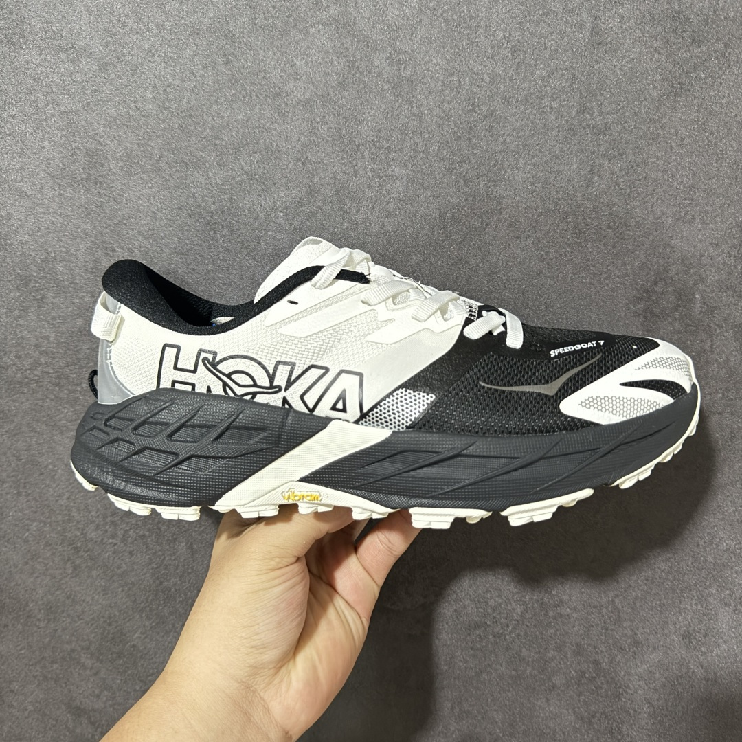 【公司级】HOKA SPEEDGOAT 7 轻量低帮户外越野跑鞋 户外山脉越野轻量运动跑鞋 特别研发使用性能独特的几何形跑鞋中底 此种鞋底更厚 更高 回弹性也更好 带来卓越的缓冲性能 更加稳定的跑步体验 货号：1171928 尺码： 36-46-选品中心