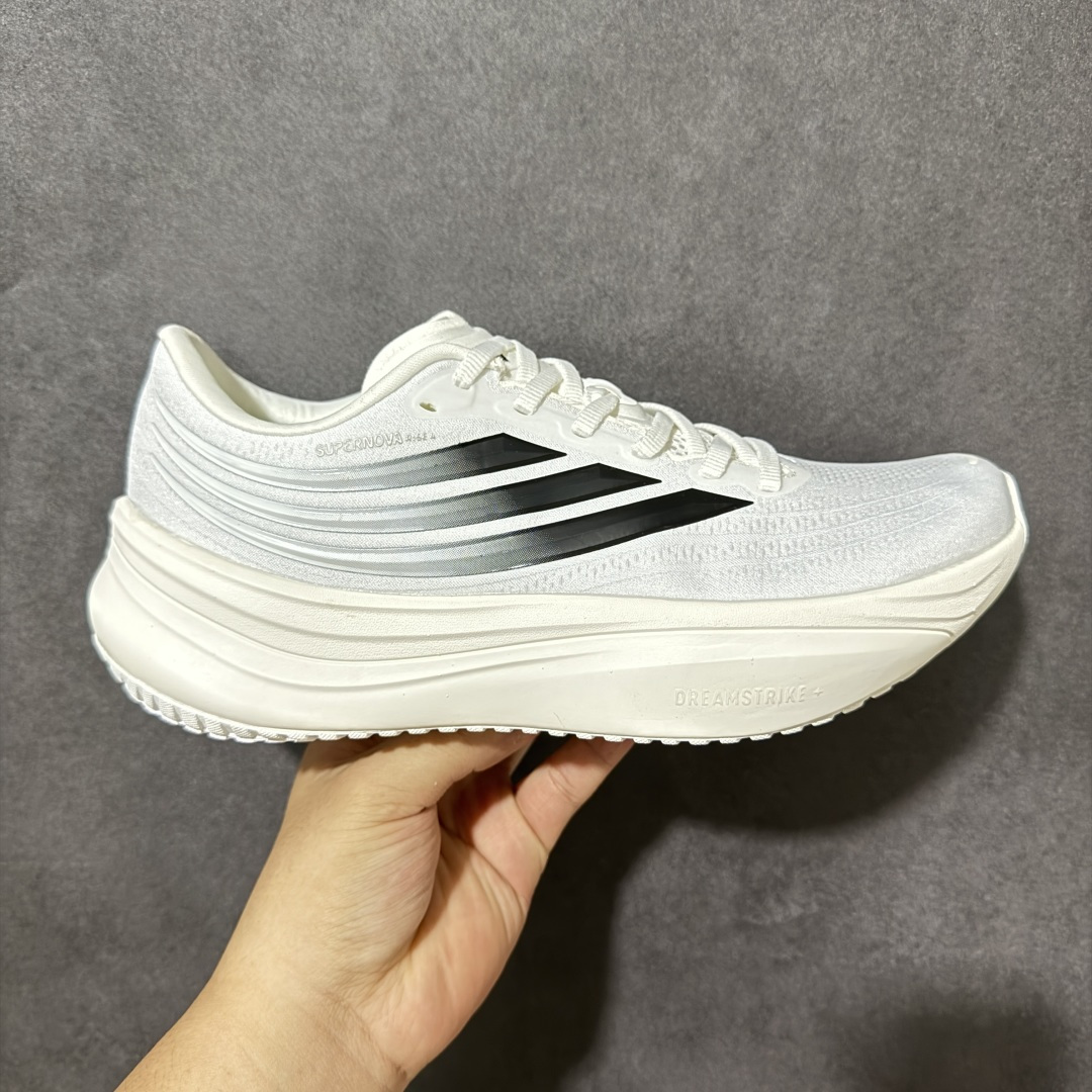 【公司级】ADIDAS SUPERNOVA RISE 4M 防滑耐磨舒适跑步鞋 采用Dreamstrike+中底，力求为触地添舒适。搭配实穿Adiwear外底，助你扎实踩地、从容迈步。• 常规版型• 系带设计• 三明治网眼鞋面• Support Rods系统• Dreamstrike+中底• Adiwear外底。 货号：KK0974 尺码：40-45-选品中心