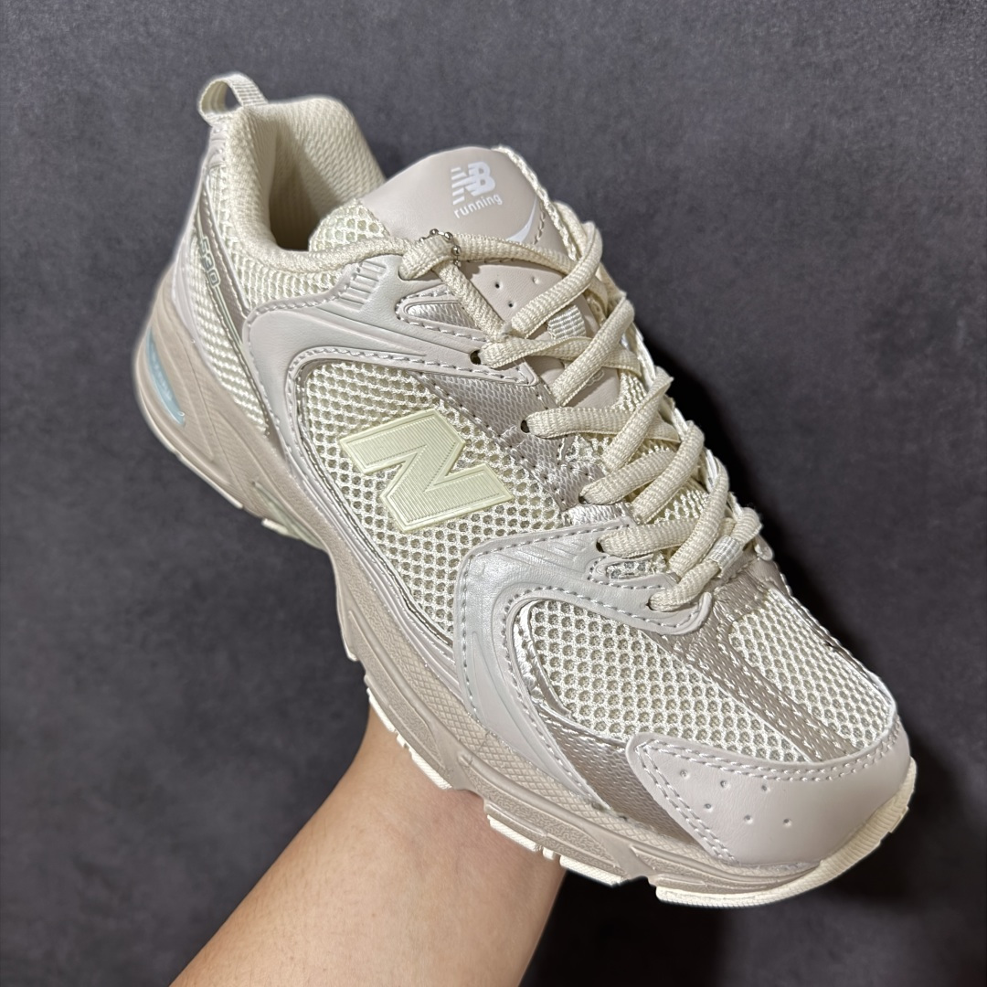 图片[3]-特价【公司级】New Balance NB530 新百伦复古透气跑步鞋 以皮革为主的人气轮廓 以极具复古风范的跑鞋外观呈现 设计上全鞋以简约清爽的纯白色作基底 鞋身覆盖大面积织物网眼材质 并于鞋头、鞋带孔眼片等细节处点缀对比鲜明的反光银镀层凸显 鞋舌、侧身等位置则辅以一贯的「N」字标志和品牌徽标彰显身份 最后通过搭载的 ABZORB 缓震中底完善整体造型 货号：MR530FBI 尺码：36-45-选品中心