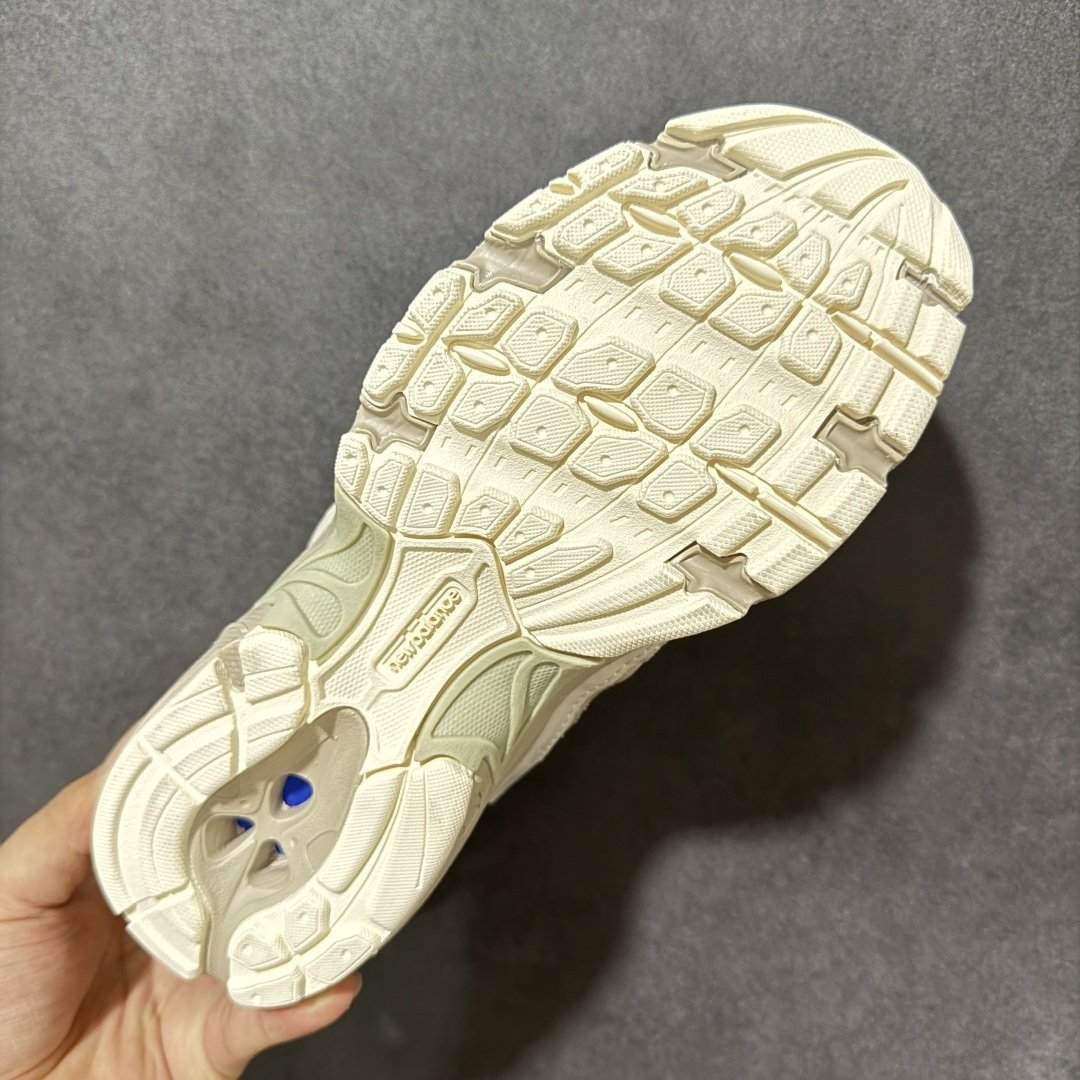 图片[9]-特价【公司级】New Balance NB530 新百伦复古透气跑步鞋 以皮革为主的人气轮廓 以极具复古风范的跑鞋外观呈现 设计上全鞋以简约清爽的纯白色作基底 鞋身覆盖大面积织物网眼材质 并于鞋头、鞋带孔眼片等细节处点缀对比鲜明的反光银镀层凸显 鞋舌、侧身等位置则辅以一贯的「N」字标志和品牌徽标彰显身份 最后通过搭载的 ABZORB 缓震中底完善整体造型 货号：MR530FBI 尺码：36-45-选品中心