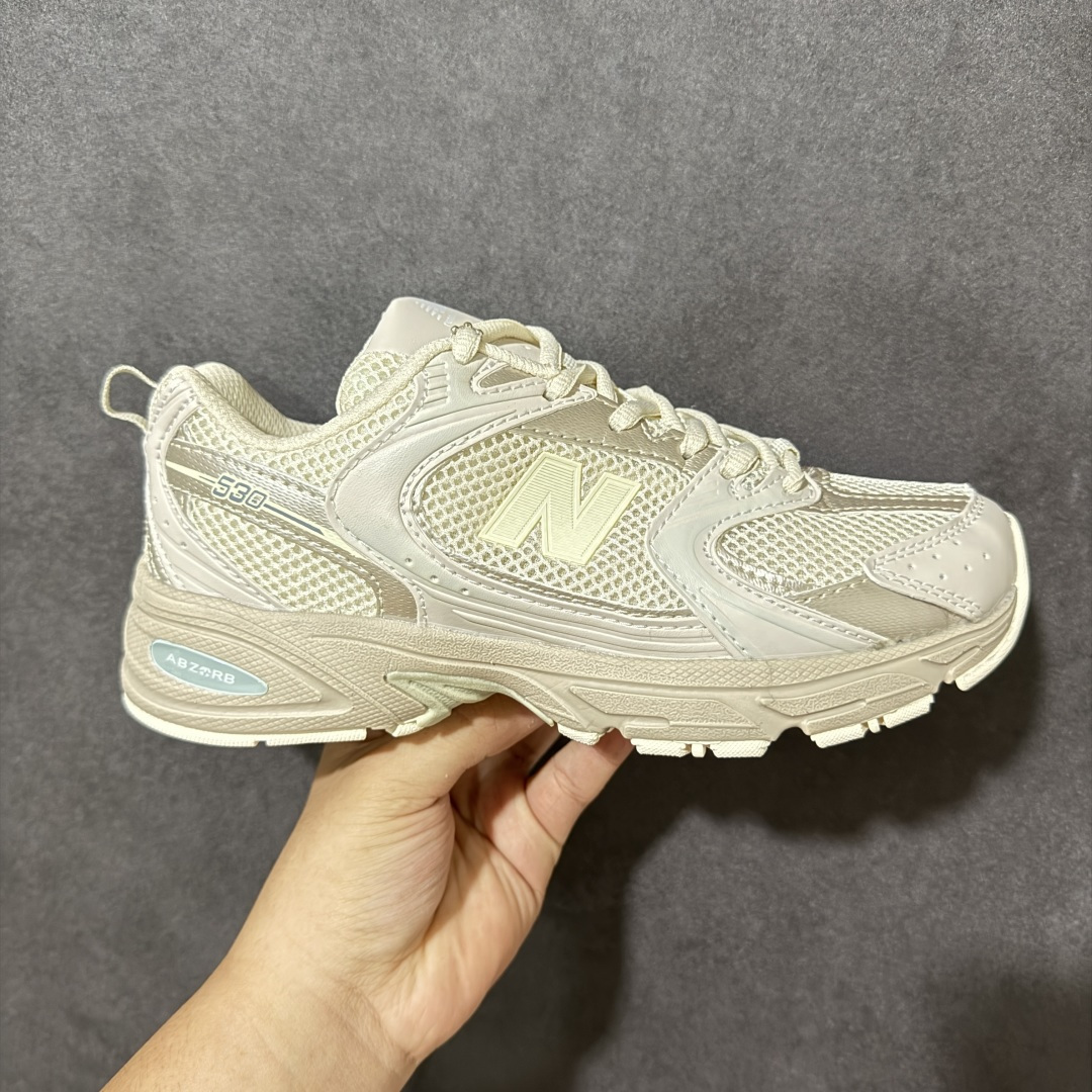 特价【公司级】New Balance NB530 新百伦复古透气跑步鞋 以皮革为主的人气轮廓 以极具复古风范的跑鞋外观呈现 设计上全鞋以简约清爽的纯白色作基底 鞋身覆盖大面积织物网眼材质 并于鞋头、鞋带孔眼片等细节处点缀对比鲜明的反光银镀层凸显 鞋舌、侧身等位置则辅以一贯的「N」字标志和品牌徽标彰显身份 最后通过搭载的 ABZORB 缓震中底完善整体造型 货号：MR530FBI 尺码：36-45-选品中心