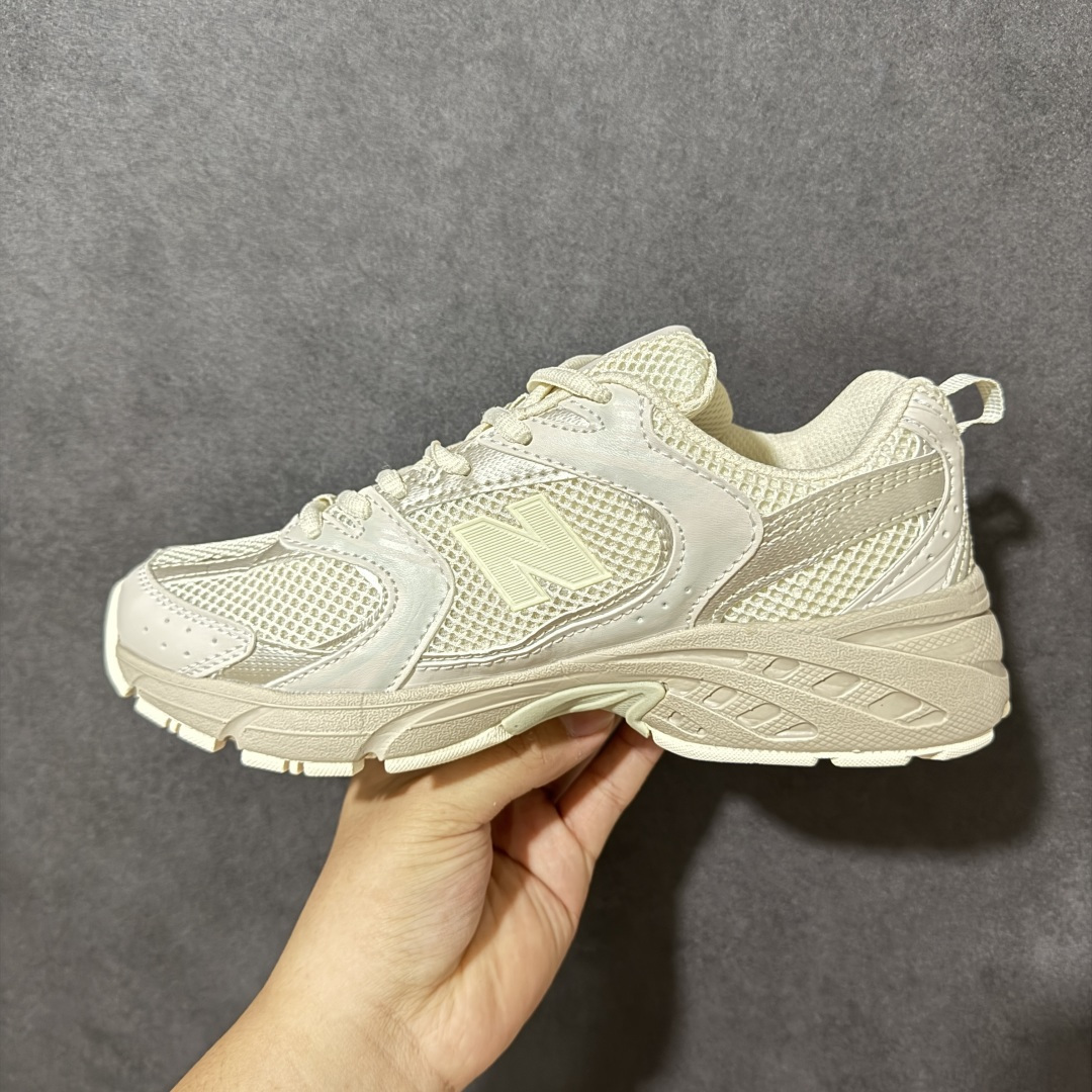 图片[2]-特价【公司级】New Balance NB530 新百伦复古透气跑步鞋 以皮革为主的人气轮廓 以极具复古风范的跑鞋外观呈现 设计上全鞋以简约清爽的纯白色作基底 鞋身覆盖大面积织物网眼材质 并于鞋头、鞋带孔眼片等细节处点缀对比鲜明的反光银镀层凸显 鞋舌、侧身等位置则辅以一贯的「N」字标志和品牌徽标彰显身份 最后通过搭载的 ABZORB 缓震中底完善整体造型 货号：MR530FBI 尺码：36-45-选品中心