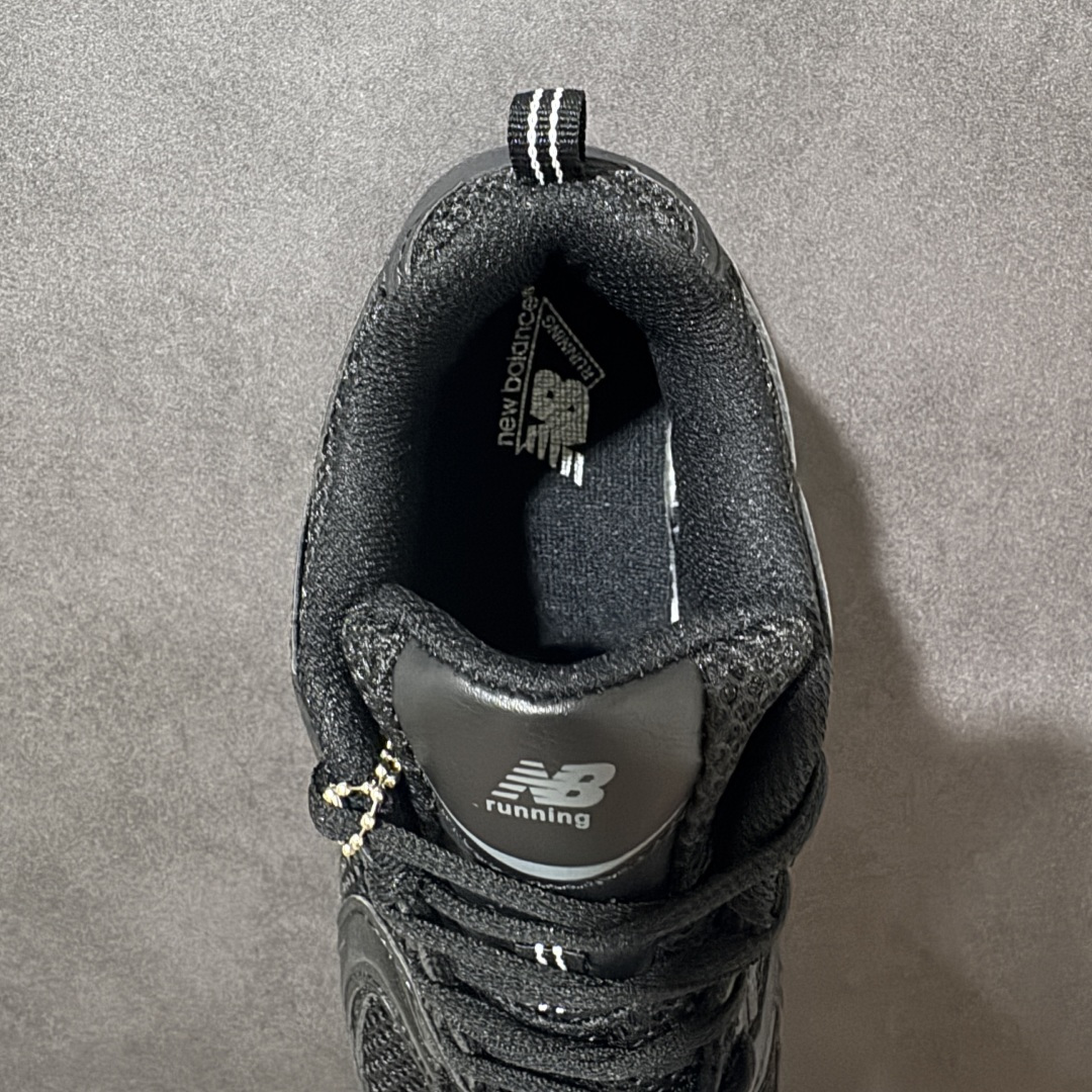 图片[6]-特价【公司级】New Balance NB530 新百伦复古透气跑步鞋 以皮革为主的人气轮廓 以极具复古风范的跑鞋外观呈现 设计上全鞋以简约清爽的纯白色作基底 鞋身覆盖大面积织物网眼材质 并于鞋头、鞋带孔眼片等细节处点缀对比鲜明的反光银镀层凸显 鞋舌、侧身等位置则辅以一贯的「N」字标志和品牌徽标彰显身份 最后通过搭载的 ABZORB 缓震中底完善整体造型 货号：MR530AA1 尺码：36-45-选品中心