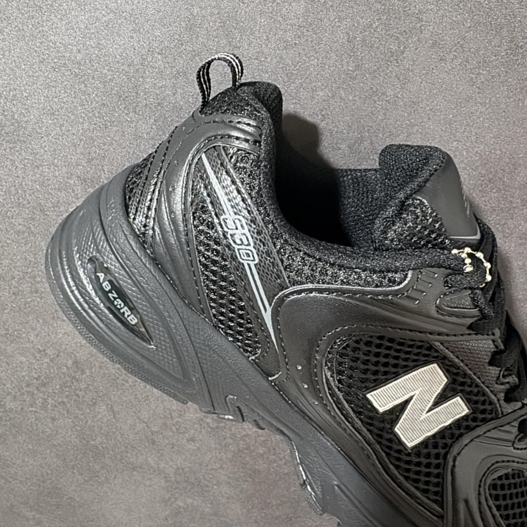 图片[7]-特价【公司级】New Balance NB530 新百伦复古透气跑步鞋 以皮革为主的人气轮廓 以极具复古风范的跑鞋外观呈现 设计上全鞋以简约清爽的纯白色作基底 鞋身覆盖大面积织物网眼材质 并于鞋头、鞋带孔眼片等细节处点缀对比鲜明的反光银镀层凸显 鞋舌、侧身等位置则辅以一贯的「N」字标志和品牌徽标彰显身份 最后通过搭载的 ABZORB 缓震中底完善整体造型 货号：MR530AA1 尺码：36-45-选品中心