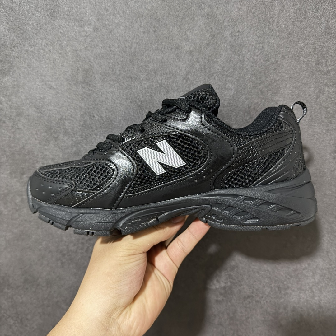 图片[2]-特价【公司级】New Balance NB530 新百伦复古透气跑步鞋 以皮革为主的人气轮廓 以极具复古风范的跑鞋外观呈现 设计上全鞋以简约清爽的纯白色作基底 鞋身覆盖大面积织物网眼材质 并于鞋头、鞋带孔眼片等细节处点缀对比鲜明的反光银镀层凸显 鞋舌、侧身等位置则辅以一贯的「N」字标志和品牌徽标彰显身份 最后通过搭载的 ABZORB 缓震中底完善整体造型 货号：MR530AA1 尺码：36-45-选品中心