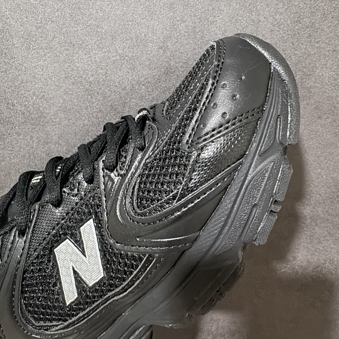 图片[8]-特价【公司级】New Balance NB530 新百伦复古透气跑步鞋 以皮革为主的人气轮廓 以极具复古风范的跑鞋外观呈现 设计上全鞋以简约清爽的纯白色作基底 鞋身覆盖大面积织物网眼材质 并于鞋头、鞋带孔眼片等细节处点缀对比鲜明的反光银镀层凸显 鞋舌、侧身等位置则辅以一贯的「N」字标志和品牌徽标彰显身份 最后通过搭载的 ABZORB 缓震中底完善整体造型 货号：MR530AA1 尺码：36-45-选品中心