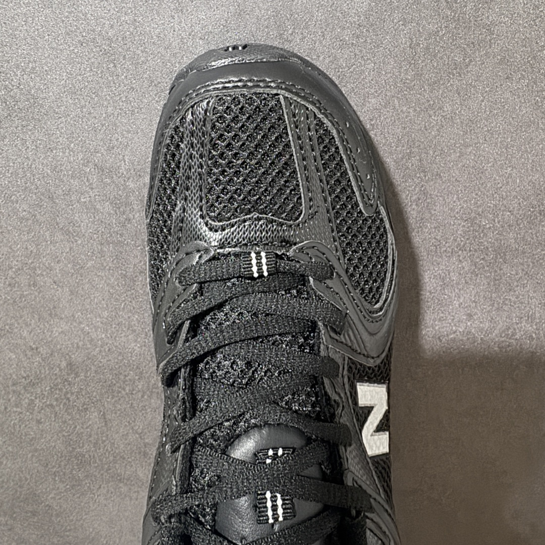 图片[5]-特价【公司级】New Balance NB530 新百伦复古透气跑步鞋 以皮革为主的人气轮廓 以极具复古风范的跑鞋外观呈现 设计上全鞋以简约清爽的纯白色作基底 鞋身覆盖大面积织物网眼材质 并于鞋头、鞋带孔眼片等细节处点缀对比鲜明的反光银镀层凸显 鞋舌、侧身等位置则辅以一贯的「N」字标志和品牌徽标彰显身份 最后通过搭载的 ABZORB 缓震中底完善整体造型 货号：MR530AA1 尺码：36-45-选品中心