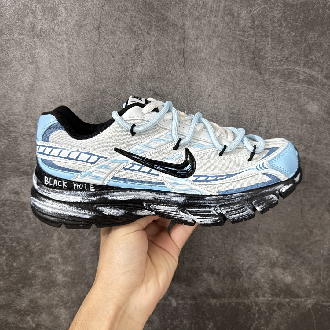 【手绘定制版】NIKE INITIATOR 创始者系列复古休闲运动舒适跑鞋 此款为人工手绘定制图案 原版基于Nike Initiator修改款 加以创意定制 完美品质做工 个性十足 原厂原档案数据开发 原盒包装 舒适有型适合日常穿着 该鞋款延续千禧年经典设计搭载泡绵中底厚实而轻盈 匠心细节巧搭立体耐克勾标志焕新演绎复古跑鞋 货号：394055-102 尺码：36-45带半码-选品中心