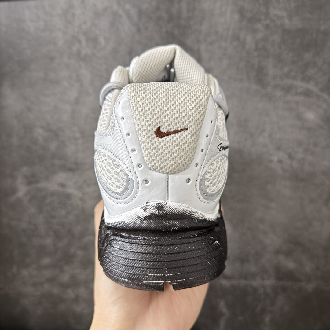 图片[4]-【手绘定制版】Nike V5 RNR 手工绘制恶作剧涂鸦 复古做旧 解构绑带 舒适百搭防滑耐磨 低帮跑步鞋 此款为人工手绘定制图案 原版基于Nike RNR 修改款 加以创意定制 完美品质做工 个性十足 原厂原档案数据开发 原盒包装 舒适有型适合日常穿着 该鞋款延续千禧年经典设计搭载泡绵中底厚实而轻盈 匠心细节巧搭立体耐克勾标志焕新演绎复古跑鞋 货号：HQ7901-102 尺码：36-45-选品中心