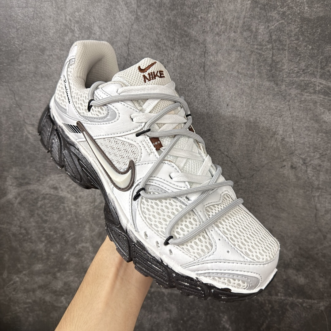 图片[3]-【手绘定制版】Nike V5 RNR 手工绘制恶作剧涂鸦 复古做旧 解构绑带 舒适百搭防滑耐磨 低帮跑步鞋 此款为人工手绘定制图案 原版基于Nike RNR 修改款 加以创意定制 完美品质做工 个性十足 原厂原档案数据开发 原盒包装 舒适有型适合日常穿着 该鞋款延续千禧年经典设计搭载泡绵中底厚实而轻盈 匠心细节巧搭立体耐克勾标志焕新演绎复古跑鞋 货号：HQ7901-102 尺码：36-45-选品中心