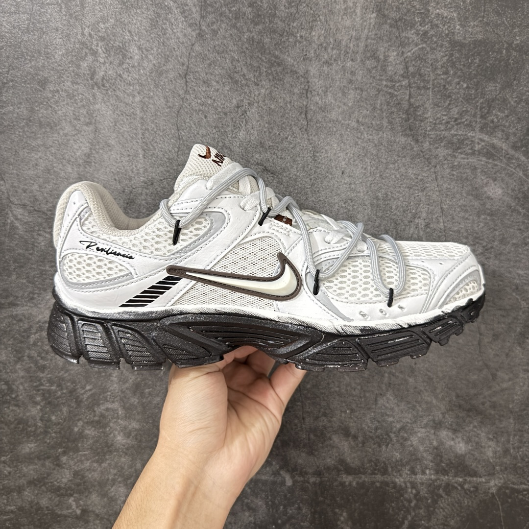 【手绘定制版】Nike V5 RNR 手工绘制恶作剧涂鸦 复古做旧 解构绑带 舒适百搭防滑耐磨 低帮跑步鞋 此款为人工手绘定制图案 原版基于Nike RNR 修改款 加以创意定制 完美品质做工 个性十足 原厂原档案数据开发 原盒包装 舒适有型适合日常穿着 该鞋款延续千禧年经典设计搭载泡绵中底厚实而轻盈 匠心细节巧搭立体耐克勾标志焕新演绎复古跑鞋 货号：HQ7901-102 尺码：36-45-选品中心