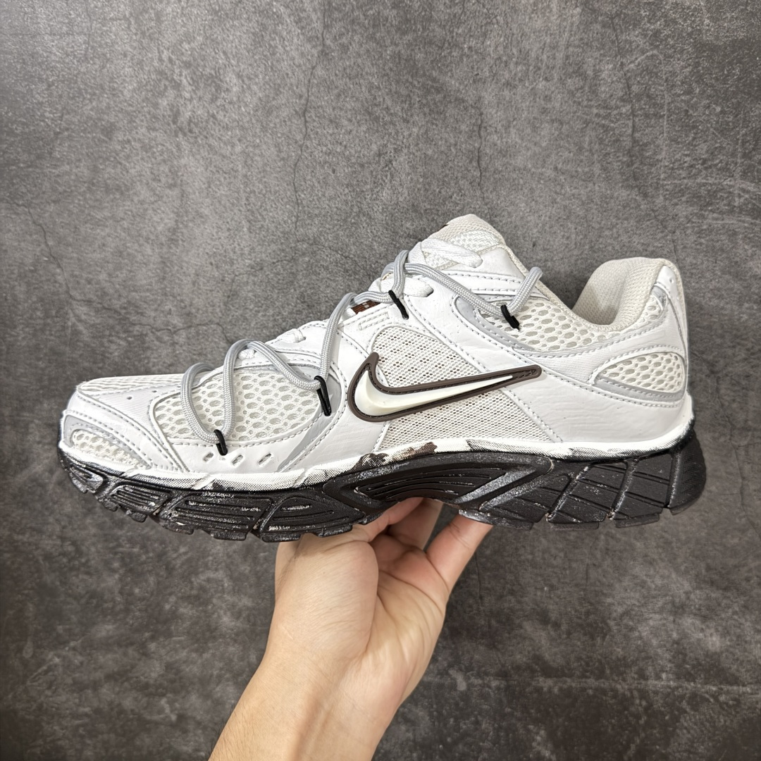 图片[2]-【手绘定制版】Nike V5 RNR 手工绘制恶作剧涂鸦 复古做旧 解构绑带 舒适百搭防滑耐磨 低帮跑步鞋 此款为人工手绘定制图案 原版基于Nike RNR 修改款 加以创意定制 完美品质做工 个性十足 原厂原档案数据开发 原盒包装 舒适有型适合日常穿着 该鞋款延续千禧年经典设计搭载泡绵中底厚实而轻盈 匠心细节巧搭立体耐克勾标志焕新演绎复古跑鞋 货号：HQ7901-102 尺码：36-45-选品中心