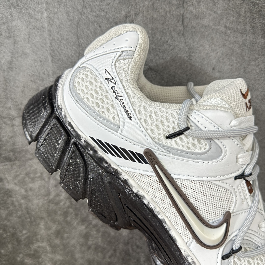 图片[7]-【手绘定制版】Nike V5 RNR 手工绘制恶作剧涂鸦 复古做旧 解构绑带 舒适百搭防滑耐磨 低帮跑步鞋 此款为人工手绘定制图案 原版基于Nike RNR 修改款 加以创意定制 完美品质做工 个性十足 原厂原档案数据开发 原盒包装 舒适有型适合日常穿着 该鞋款延续千禧年经典设计搭载泡绵中底厚实而轻盈 匠心细节巧搭立体耐克勾标志焕新演绎复古跑鞋 货号：HQ7901-102 尺码：36-45-选品中心