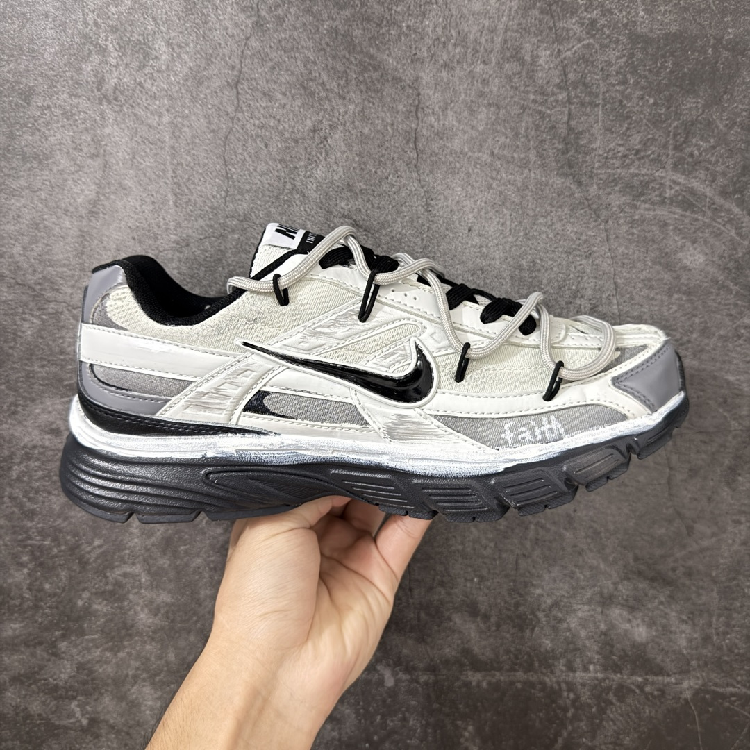 【手绘定制版】NIKE INITIATOR 创始者系列复古休闲运动舒适跑鞋 此款为人工手绘定制图案 原版基于Nike Initiator修改款 加以创意定制 完美品质做工 个性十足 原厂原档案数据开发 原盒包装 舒适有型适合日常穿着 该鞋款延续千禧年经典设计搭载泡绵中底厚实而轻盈 匠心细节巧搭立体耐克勾标志焕新演绎复古跑鞋 货号：394055-101 尺码：36-45带半码-选品中心