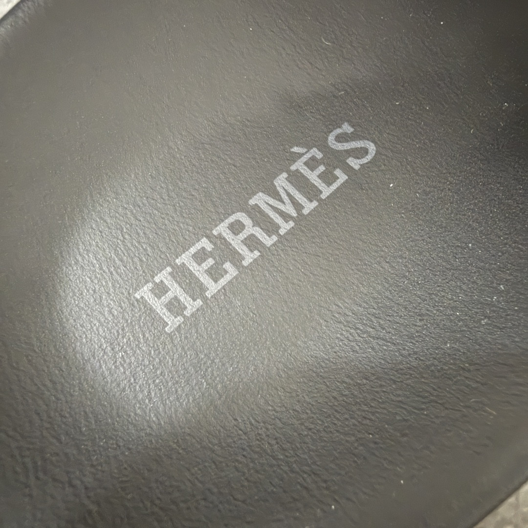 图片[3]-【佛山超A版】Hermes 二舅拖 爱马仕拖鞋 天花板顶奢版本 原版真皮面料 走线与原版一致 鞋型做工质感市场独一档 经典鞋型永不过时 不磨脚、不累足 面料： 意大利原版面料 内里： 原版牛皮 水台： 水晶羊皮包裹 鞋底： 天然tpu橡胶底 包装： 顶级专属品牌盒 尺码：35-46-选品中心