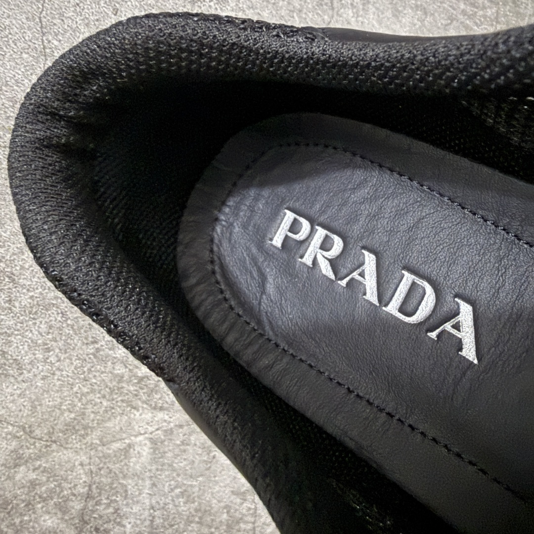 图片[8]-【佛山超A版】PRADA普拉达 Speedrock 圆头抽绳 低帮 生活休闲鞋 网眼拼接牛皮休闲运动鞋 哑光黑武士 主体网布：哑光纯黑透气网眼面料 拼接饰片：亮面黑色平滑牛皮 鞋带：黑底银白点撞色织带 鞋头包边、鞋底：雾面哑光橡胶黑 内里：纯黑色针织衬里久穿不闷； 一体化轻质橡胶，Rock纹理防滑纹路，Strobel缝制工艺赋予足部灵活贴合感，行走缓震稳定，适配通勤、出行、轻户外多场景； 精工打造，材质考究，耐穿易打理，兼顾实穿价值与收藏属性。 尺码： 39 40 41 42 43 44 45-选品中心