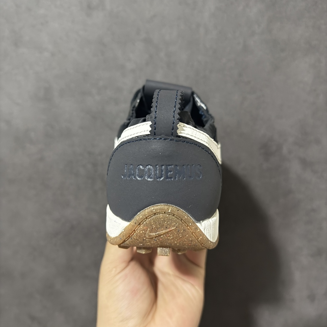 图片[4]-特价【公司级特价】Jacquemus x Nike Jacumoon 舒适 低帮生活休闲鞋 Nike和Jacquemus再度联手 鞋型高度还原了元年版的复古轮廓 细节点上在终于原味的基础上于鞋口处加入了松紧带设计 提升了穿脱的便捷性与贴合度 鞋身两侧是宽大的复古 Swoosh，而鞋舌上则点缀着专属的JACQUEMUS 标记，彰显联名 货号：HV8547-001 尺码：35-46半-选品中心