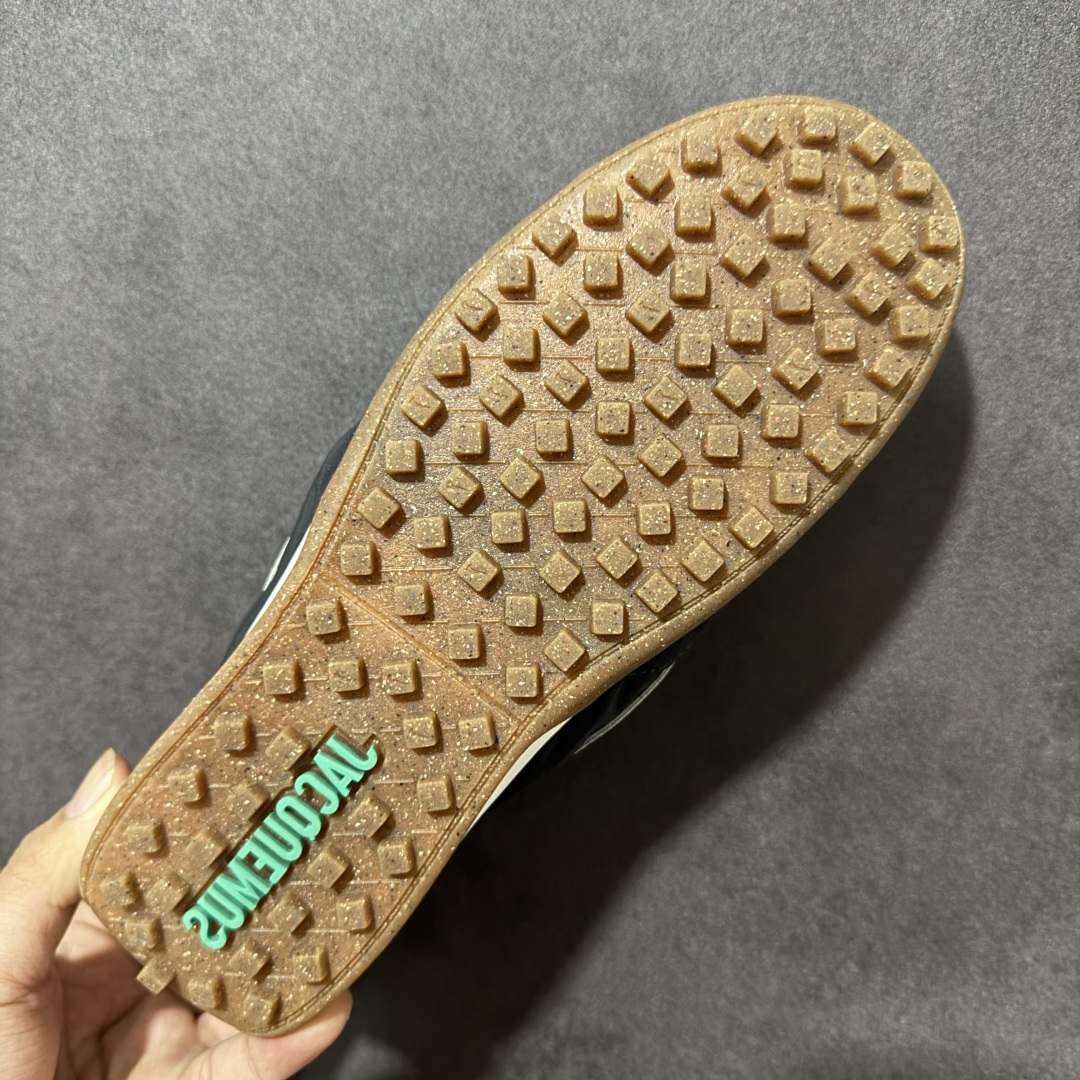 图片[9]-特价【公司级特价】Jacquemus x Nike Jacumoon 舒适 低帮生活休闲鞋 Nike和Jacquemus再度联手 鞋型高度还原了元年版的复古轮廓 细节点上在终于原味的基础上于鞋口处加入了松紧带设计 提升了穿脱的便捷性与贴合度 鞋身两侧是宽大的复古 Swoosh，而鞋舌上则点缀着专属的JACQUEMUS 标记，彰显联名 货号：HV8547-001 尺码：35-46半-选品中心