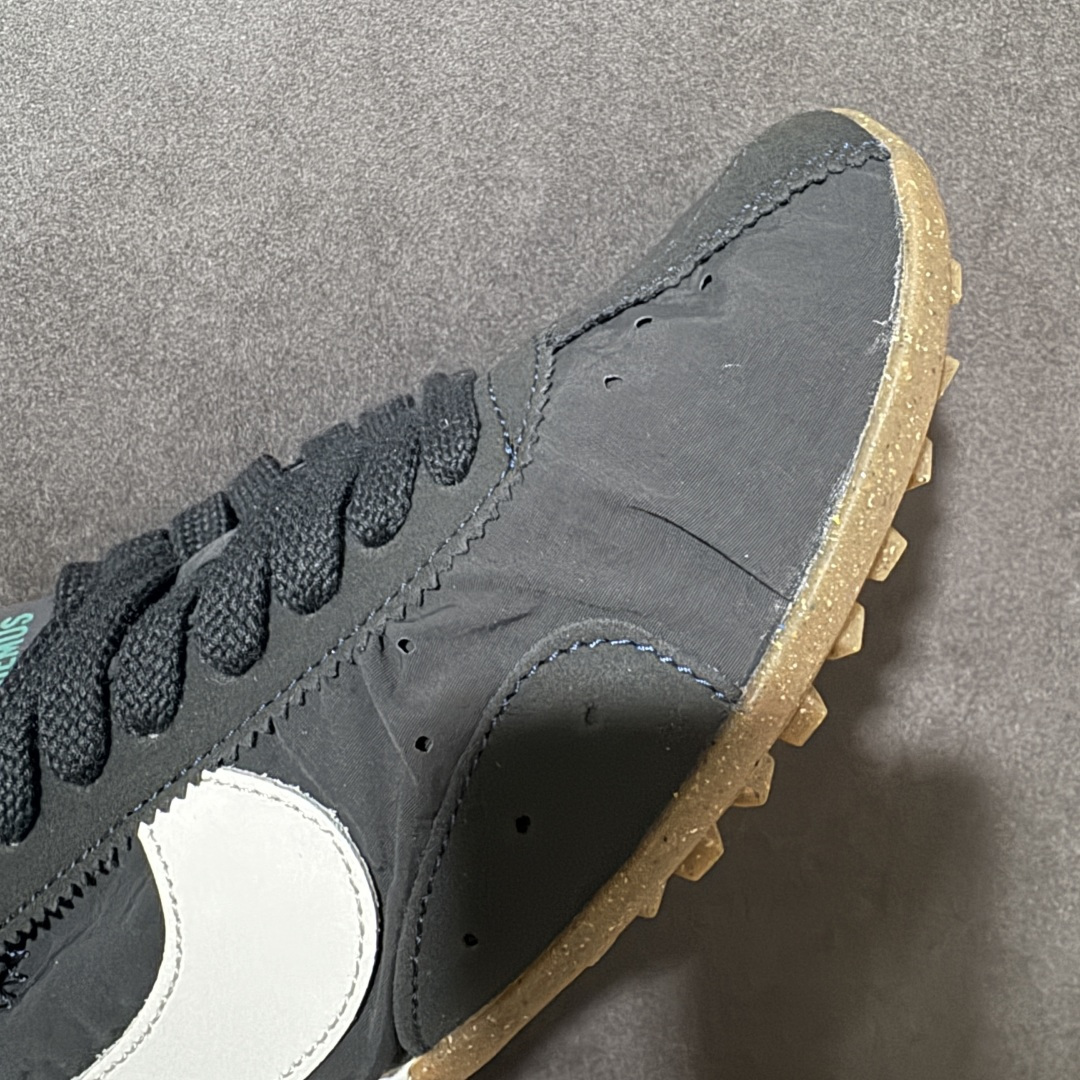 图片[8]-特价【公司级特价】Jacquemus x Nike Jacumoon 舒适 低帮生活休闲鞋 Nike和Jacquemus再度联手 鞋型高度还原了元年版的复古轮廓 细节点上在终于原味的基础上于鞋口处加入了松紧带设计 提升了穿脱的便捷性与贴合度 鞋身两侧是宽大的复古 Swoosh，而鞋舌上则点缀着专属的JACQUEMUS 标记，彰显联名 货号：HV8547-001 尺码：35-46半-选品中心